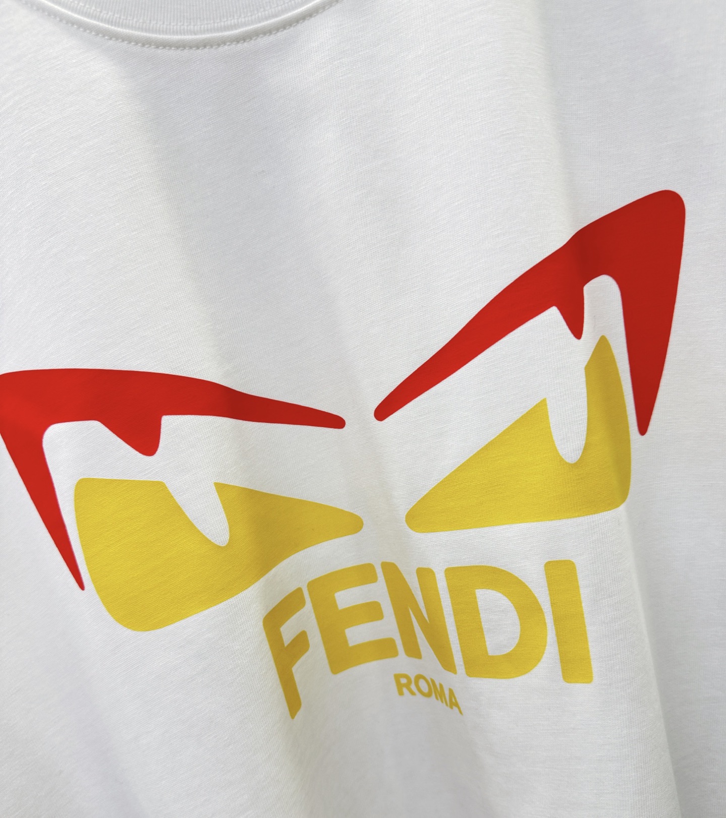 FENDI芬迪 2026新款短袖T恤!男女同款!走秀图案时尚休闲短袖T恤衫!设计logo设计!极具设计精选客供面料,手 FENDI芬迪 2026新款短袖T恤!男女同款!走秀图案时尚休闲短袖T恤衫!设计logo设计!极具设计精选客供面料,手