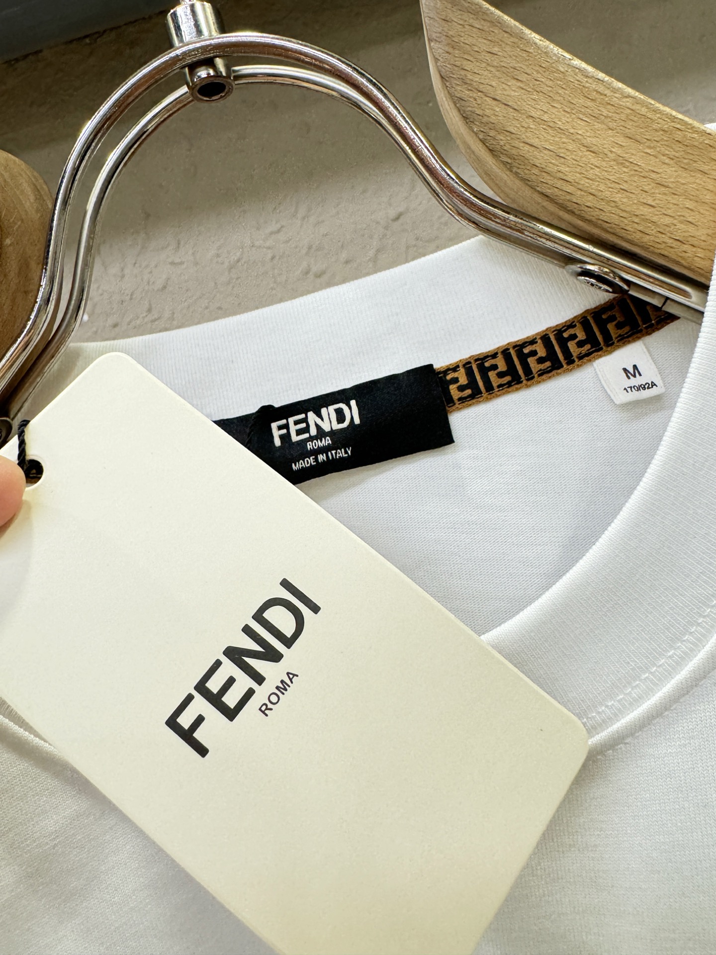 FENDI芬迪 2026新款短袖T恤!男女同款!走秀图案时尚休闲短袖T恤衫!设计logo设计!极具设计精选客供面料,手 FENDI芬迪 2026新款短袖T恤!男女同款!走秀图案时尚休闲短袖T恤衫!设计logo设计!极具设计精选客供面料,手