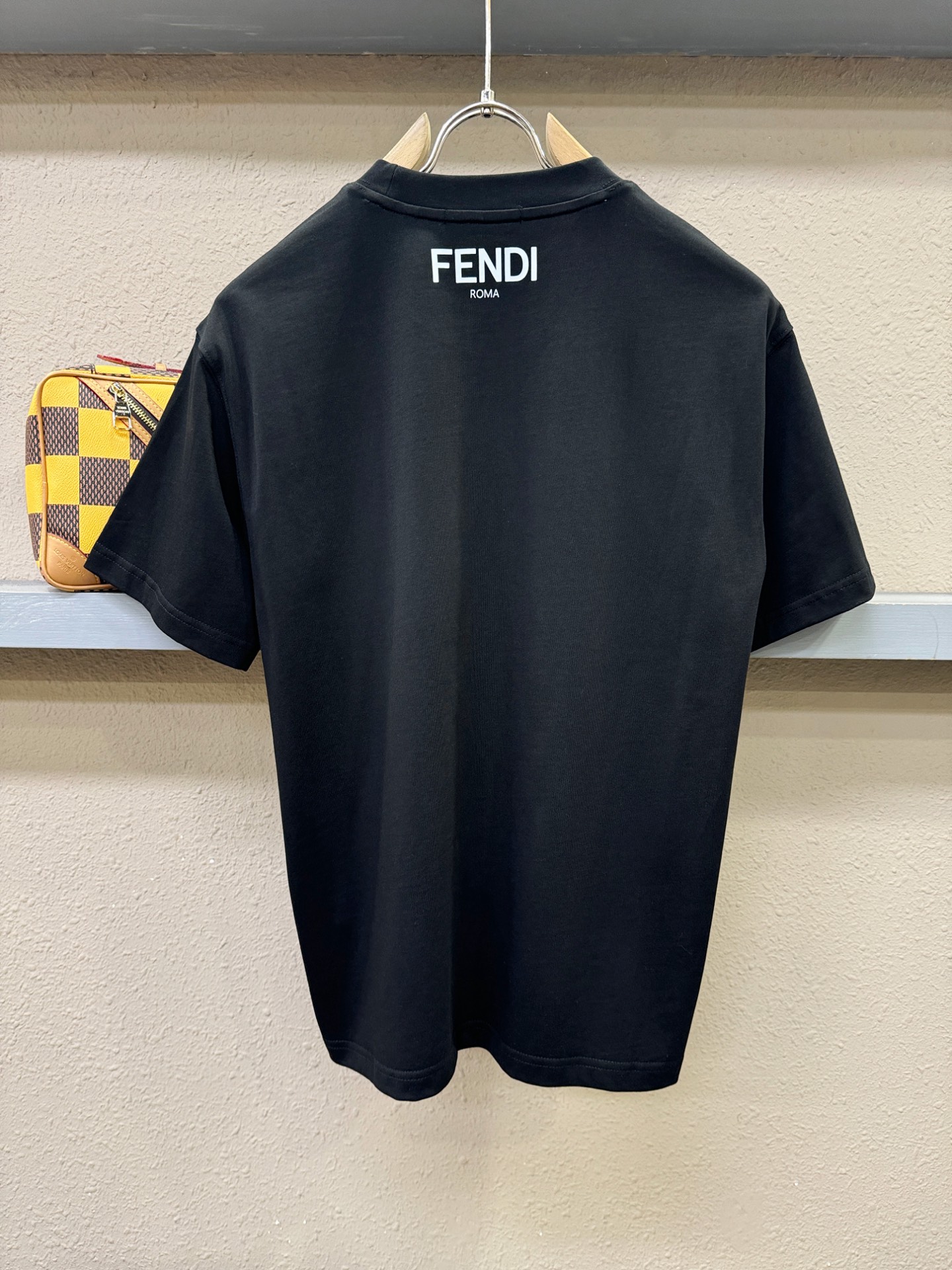 FENDI芬迪  2026新款短袖T恤！男女同款！走秀图案时尚休闲短袖T恤衫！设计logo设计！极具设计精选客供面料，手