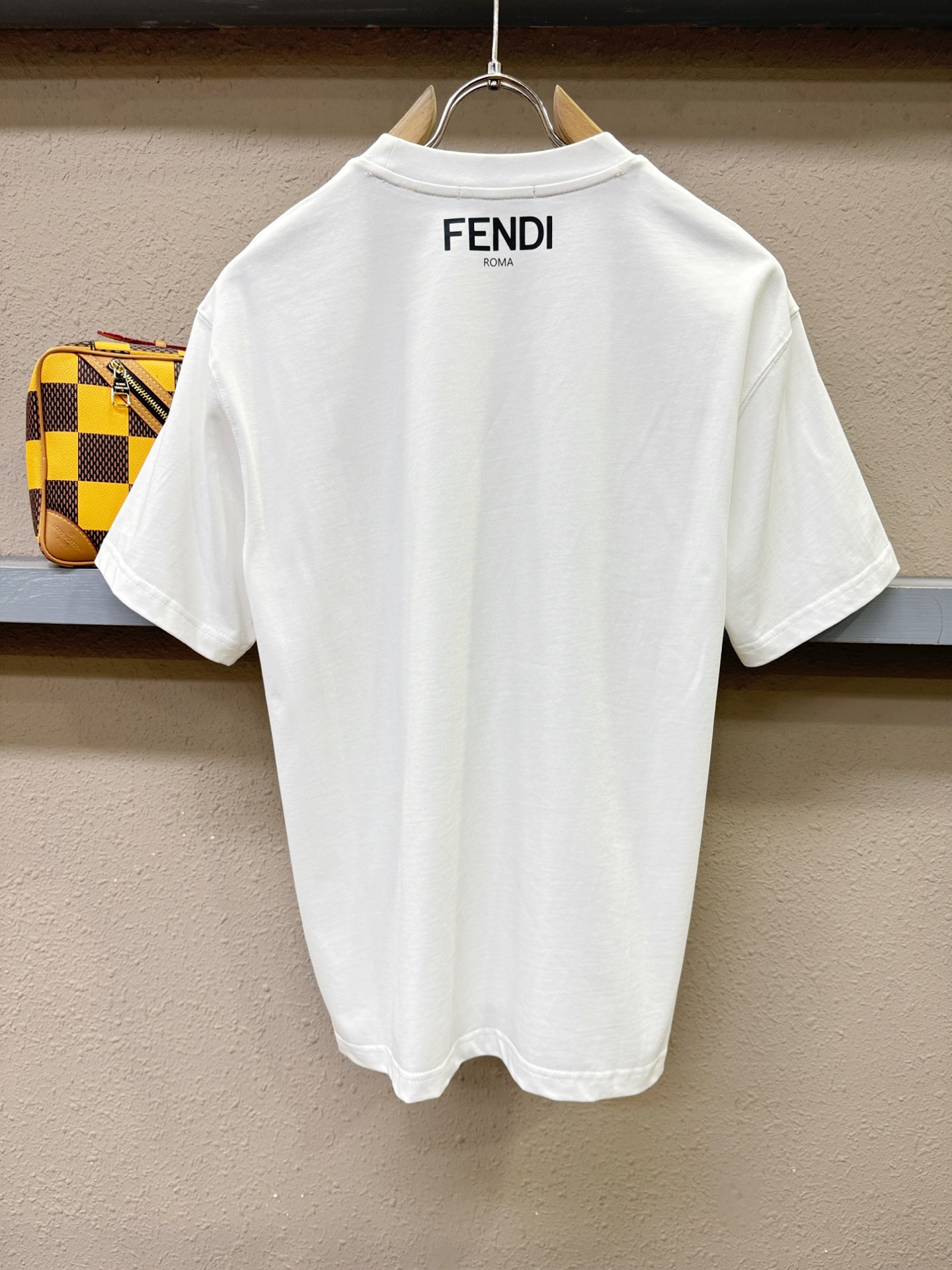 FENDI芬迪  2026新款短袖T恤！男女同款！走秀图案时尚休闲短袖T恤衫！设计logo设计！极具设计精选客供面料，手