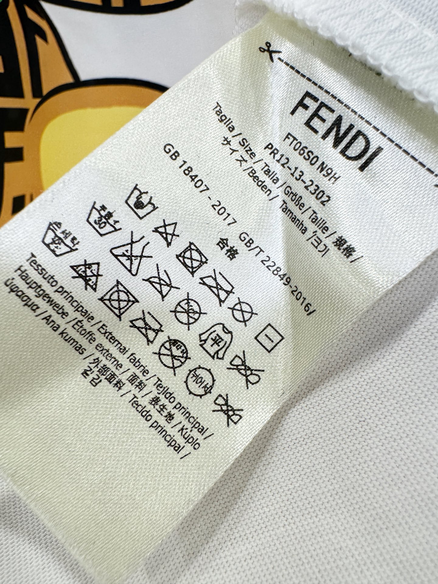 FENDI芬迪  2026新款短袖T恤！男女同款！走秀图案时尚休闲短袖T恤衫！设计logo设计！极具设计精选客供面料，手