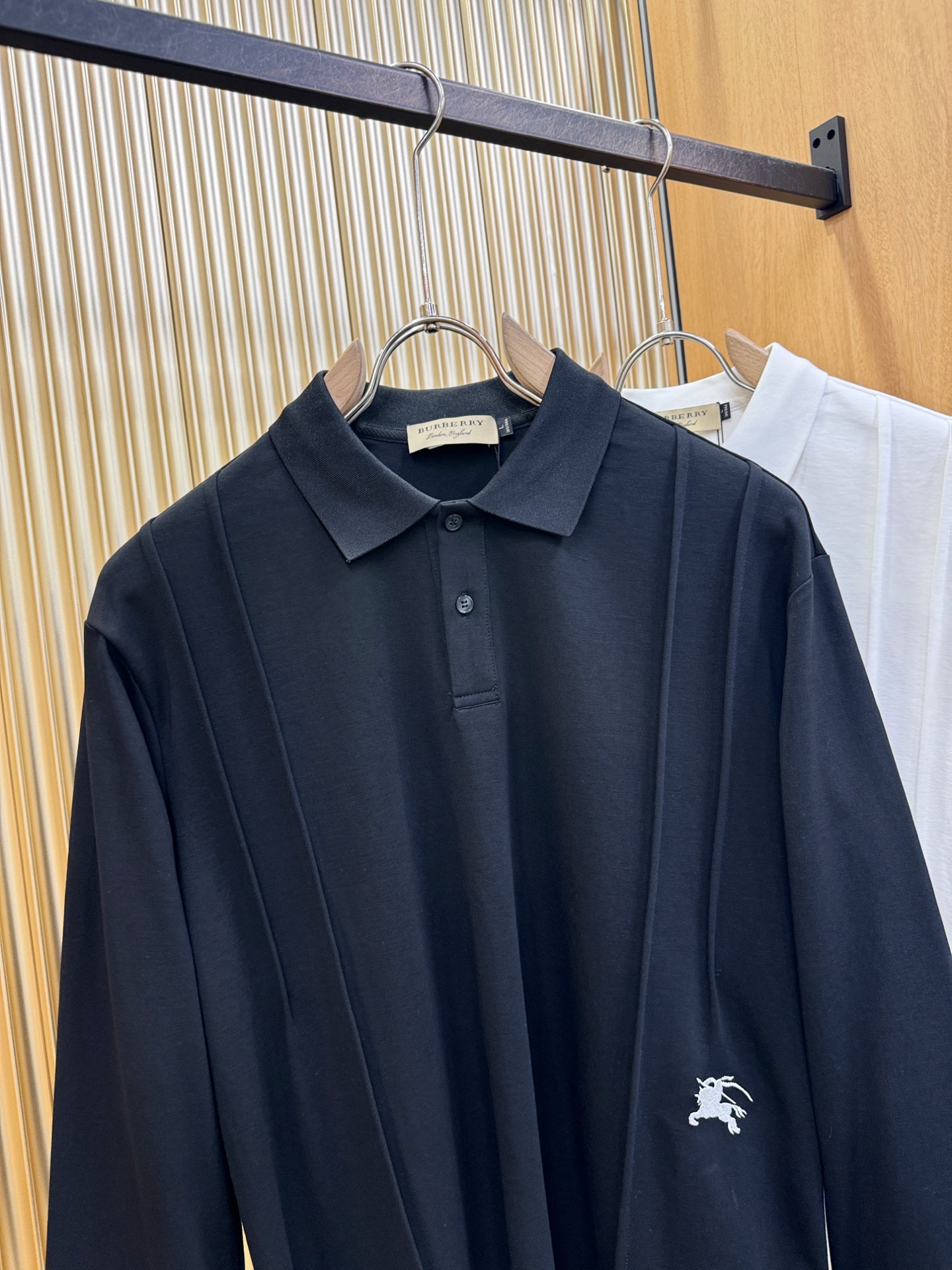 BURBERRY巴宝莉 2026秋季新品，官网同步 经典大气百搭Polo领长袖T恤，顶级原版面料，质感细腻 超柔软亲肤触