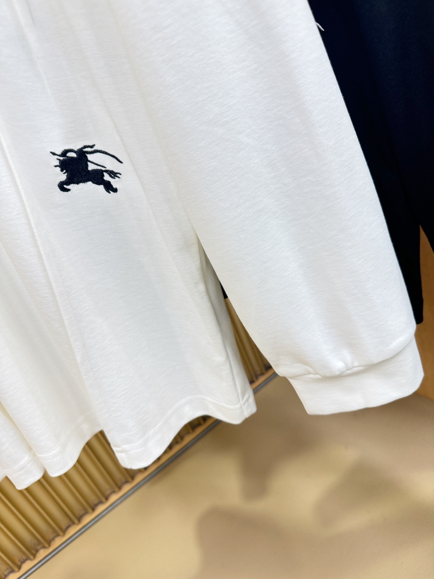BURBERRY巴宝莉 2026秋季新品，官网同步 经典大气百搭Polo领长袖T恤，顶级原版面料，质感细腻 超柔软亲肤触