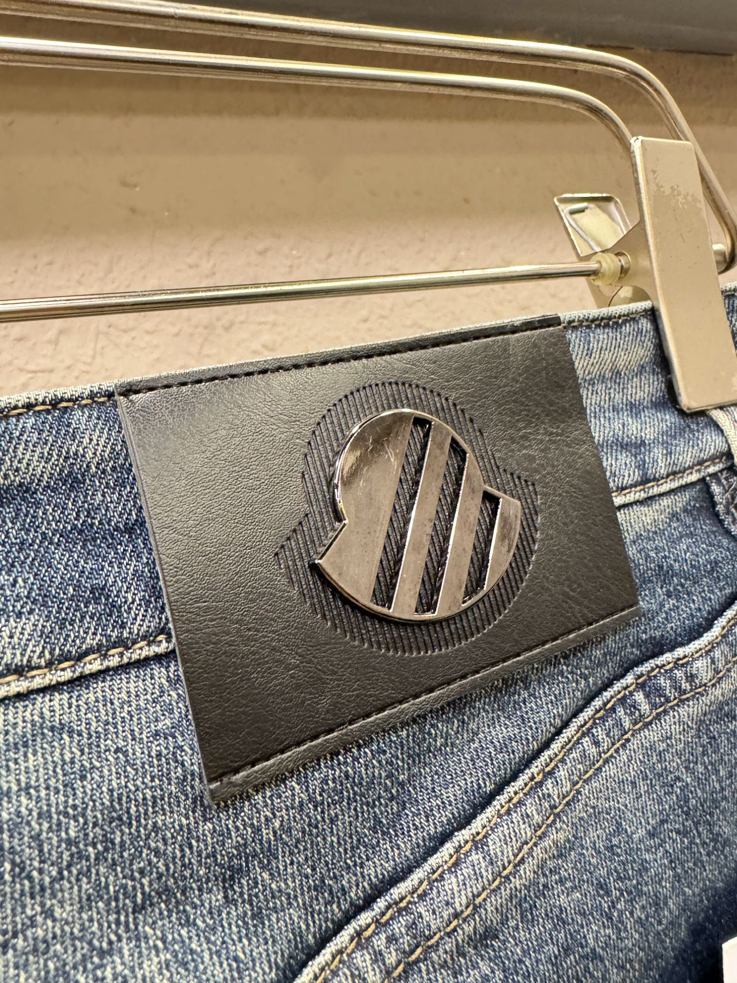 Moncler蒙口  专柜新品，原版牛仔裤 原版重工打造，品牌经典LOGO设计，三标齐全！原版五金辅料。专柜定制牛仔面料