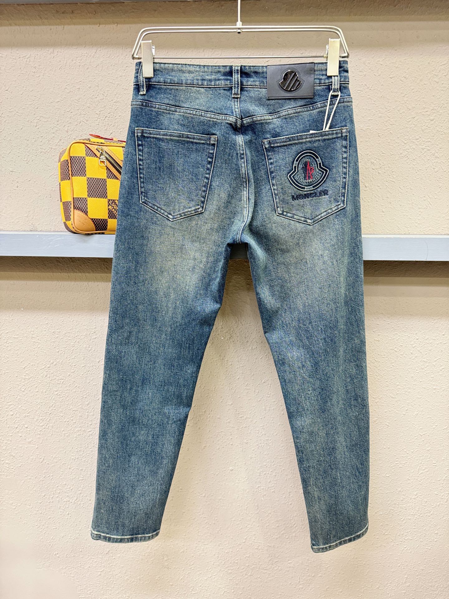 Moncler蒙口  专柜新品，原版牛仔裤 原版重工打造，品牌经典LOGO设计，三标齐全！原版五金辅料。专柜定制牛仔面料