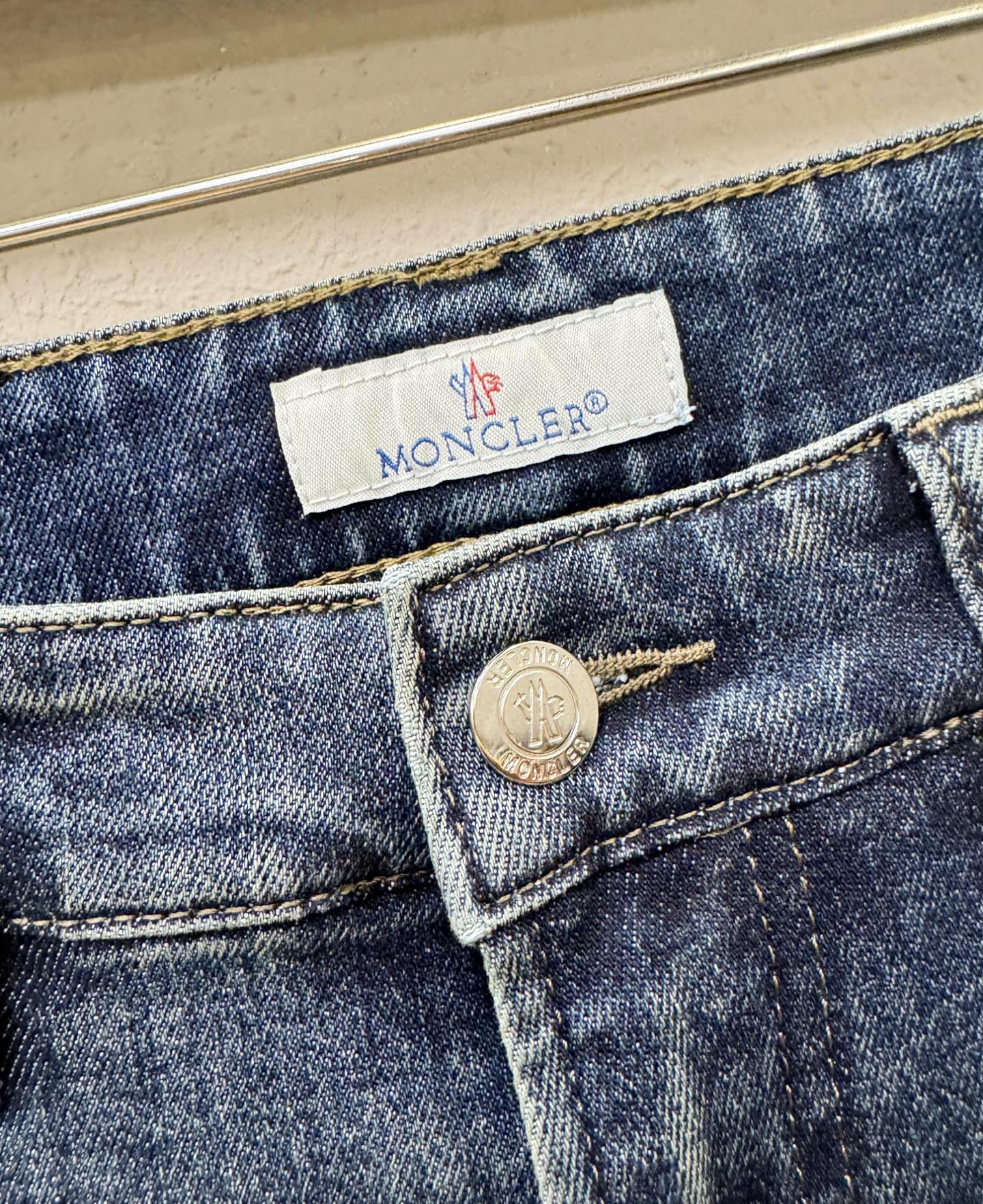 Moncler蒙口  专柜新品，原版牛仔裤 原版重工打造，品牌经典LOGO设计，三标齐全！原版五金辅料。专柜定制牛仔面料