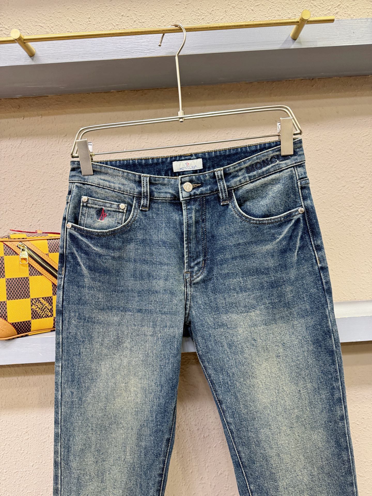 Moncler蒙口  专柜新品，原版牛仔裤 原版重工打造，品牌经典LOGO设计，三标齐全！原版五金辅料。专柜定制牛仔面料