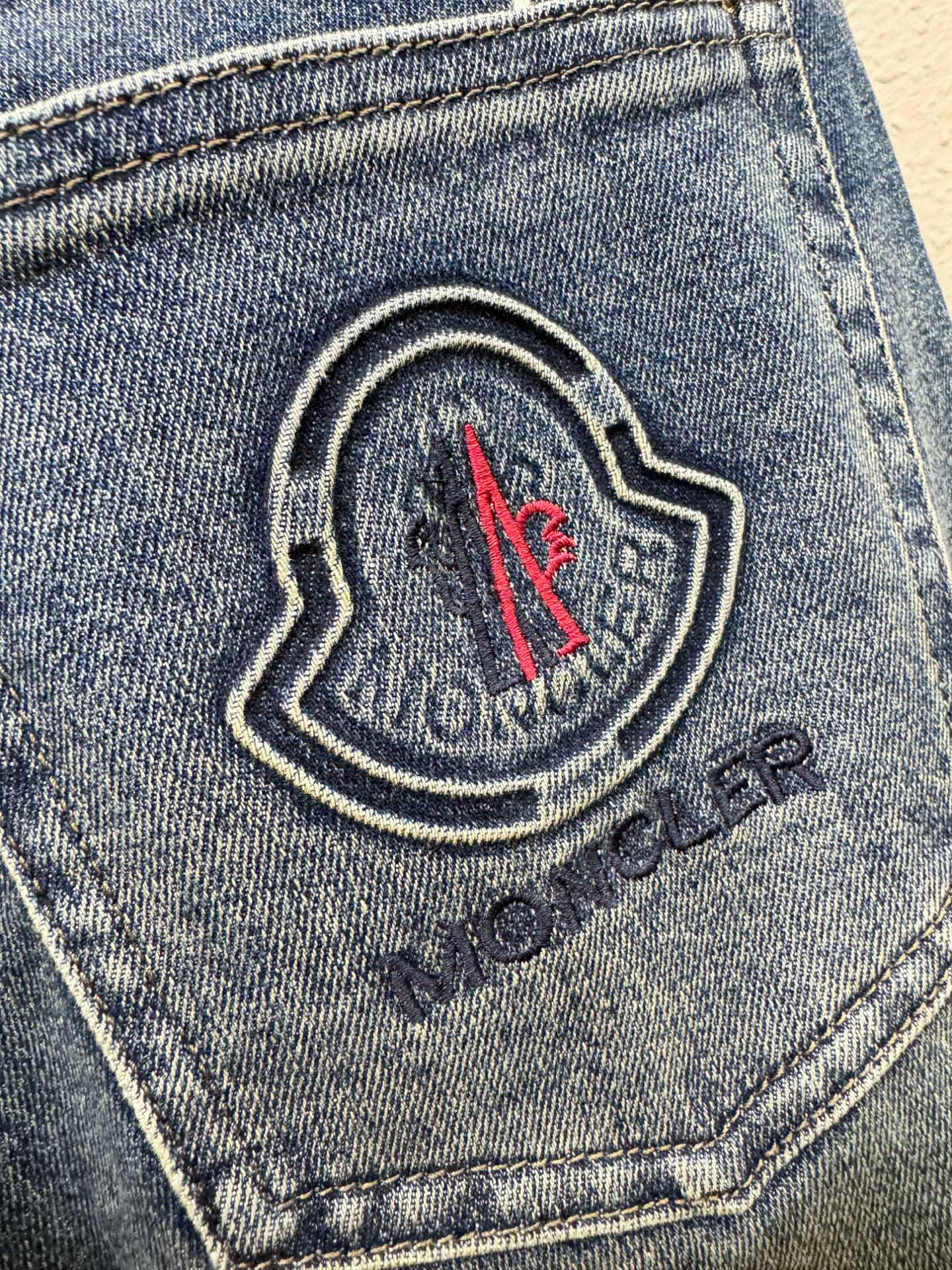 Moncler蒙口  专柜新品，原版牛仔裤 原版重工打造，品牌经典LOGO设计，三标齐全！原版五金辅料。专柜定制牛仔面料