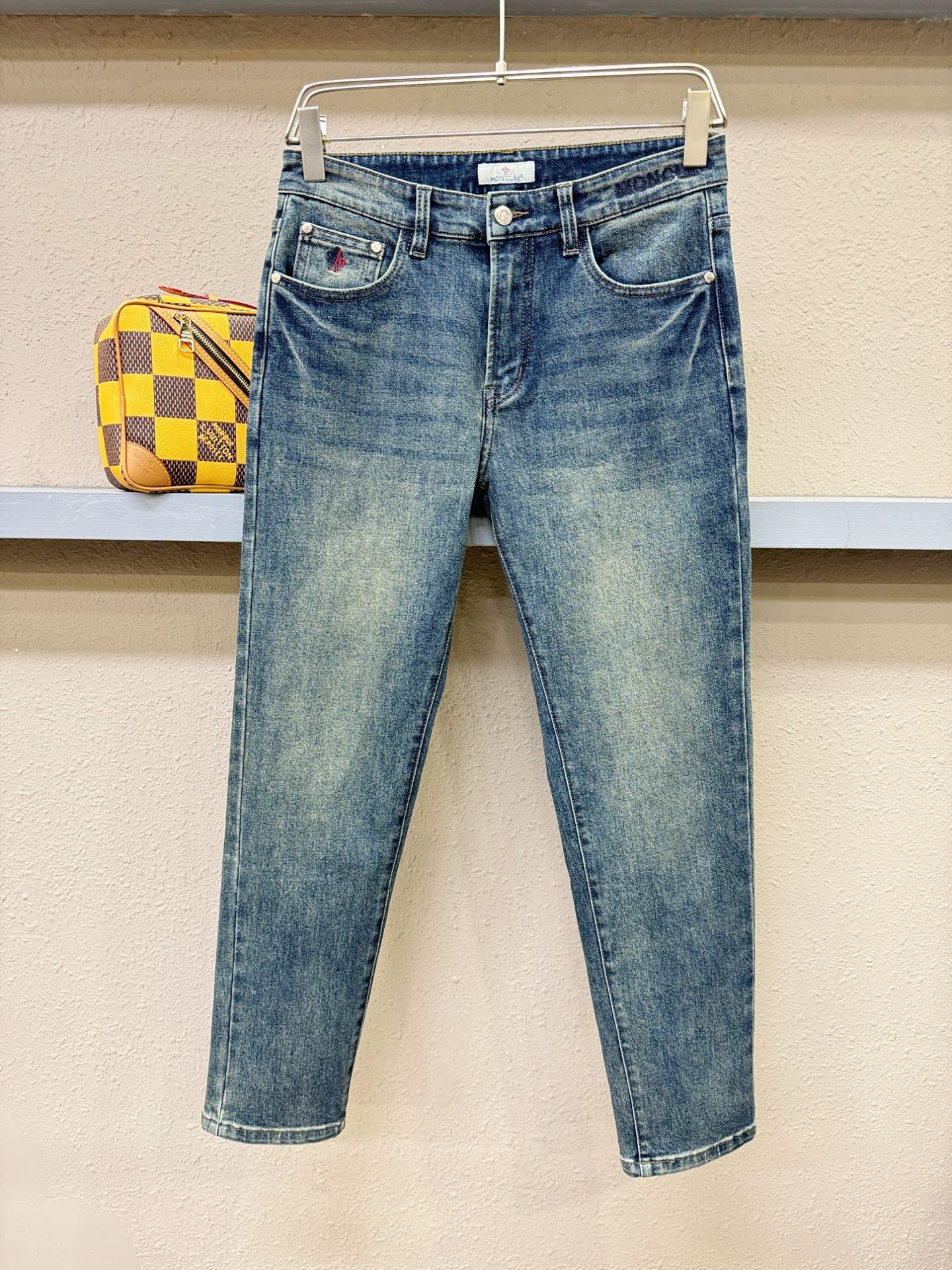 Moncler蒙口 专柜新品,原版牛仔裤 原版重工打造,品牌经典LOGO设计,三标齐全!原版五金辅料。专柜定制牛仔面料 Moncler蒙口 专柜新品,原版牛仔裤 原版重工打造,品牌经典LOGO设计,三标齐全!原版五金辅料。专柜定制牛仔面料