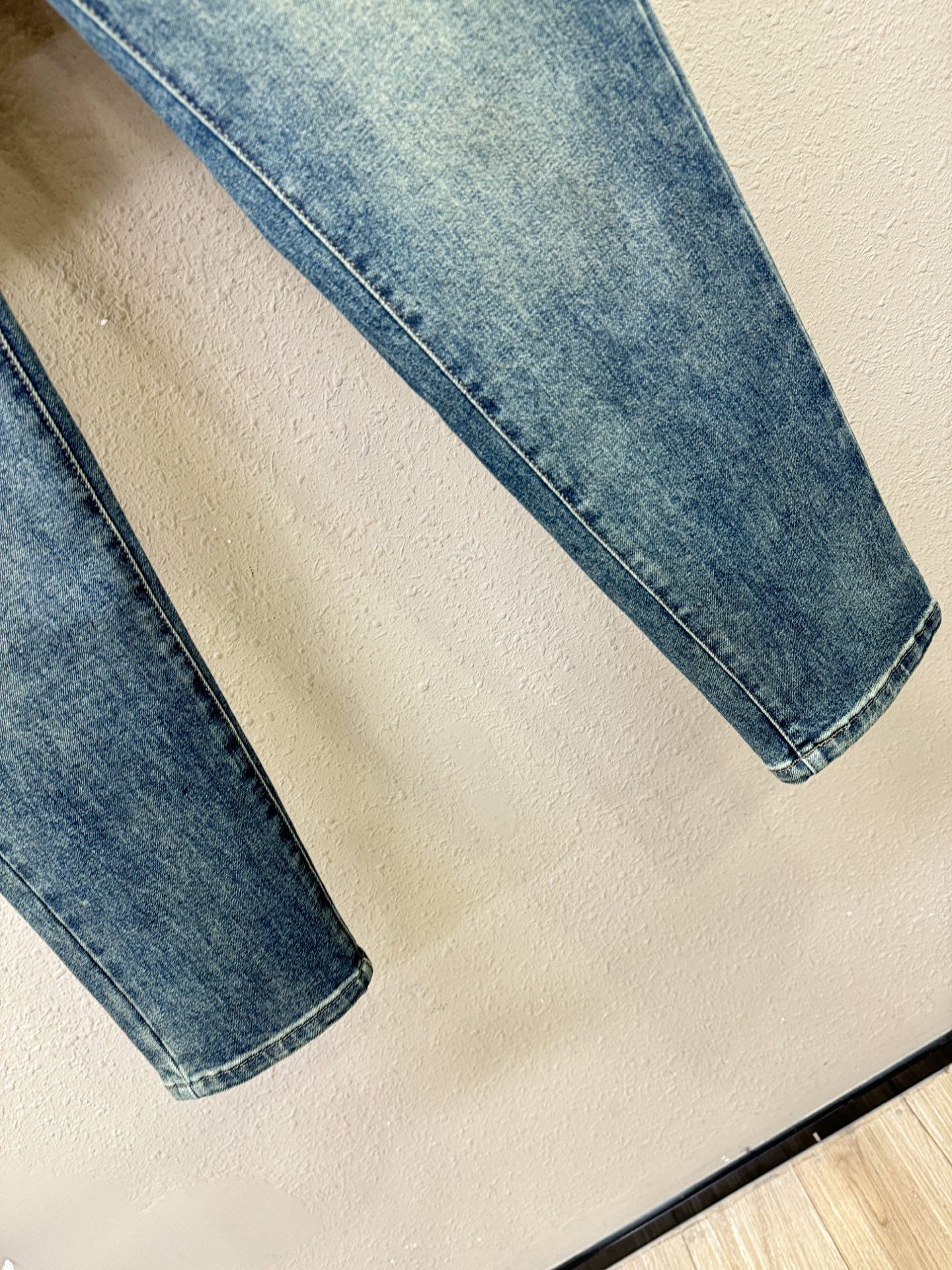 Moncler蒙口  专柜新品，原版牛仔裤 原版重工打造，品牌经典LOGO设计，三标齐全！原版五金辅料。专柜定制牛仔面料