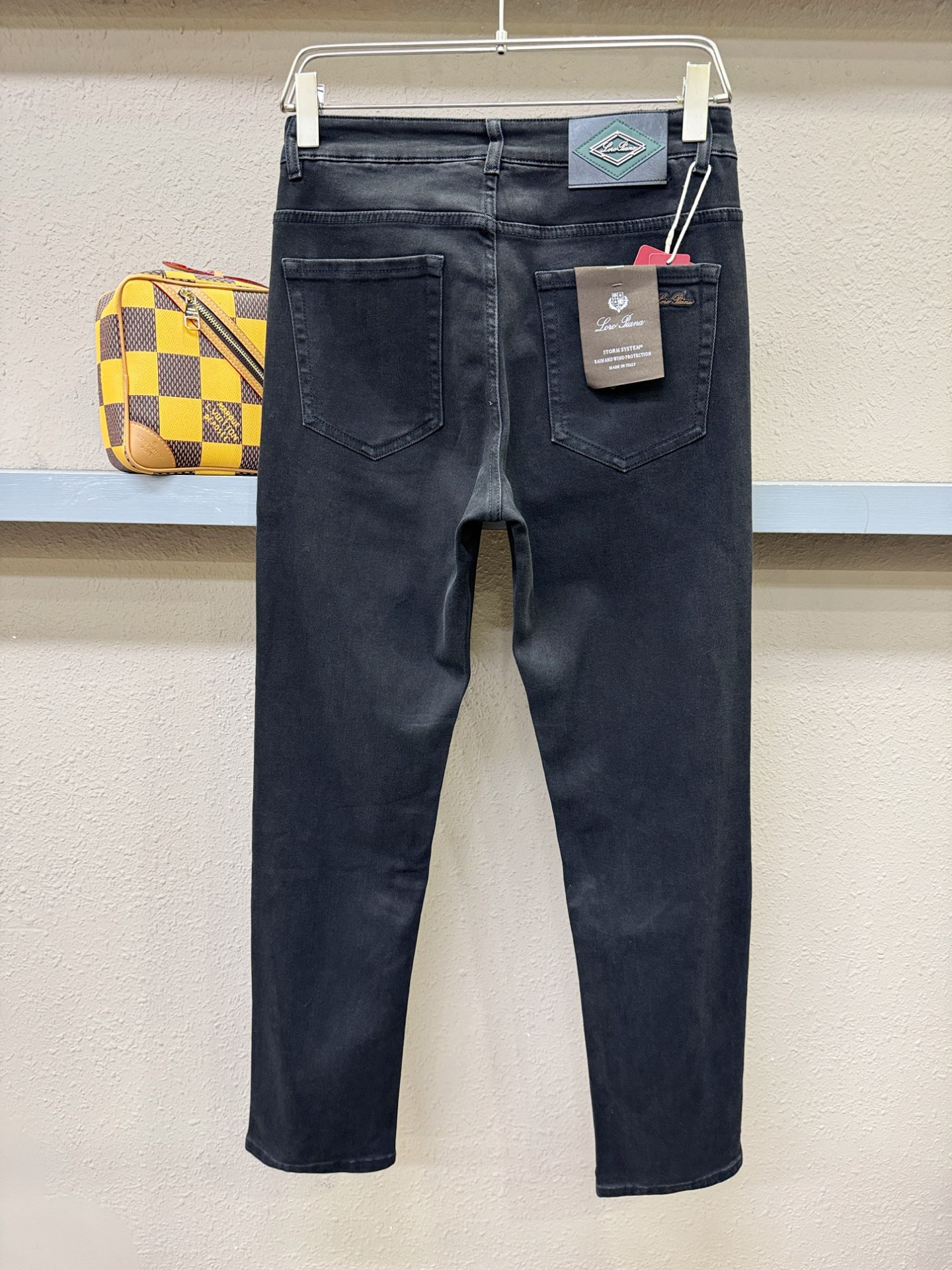 Loro Piana诺悠翩雅 专柜新品，原版牛仔裤 原版重工打造，品牌经典LOGO设计，三标齐全！原版五金辅料。专柜定制