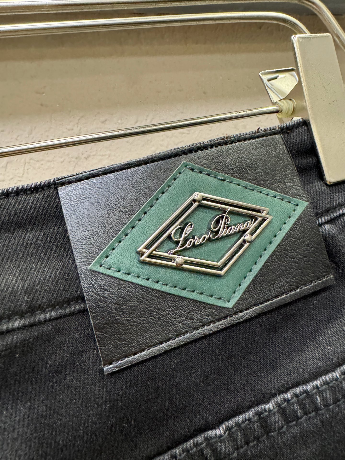 Loro Piana诺悠翩雅 专柜新品，原版牛仔裤 原版重工打造，品牌经典LOGO设计，三标齐全！原版五金辅料。专柜定制