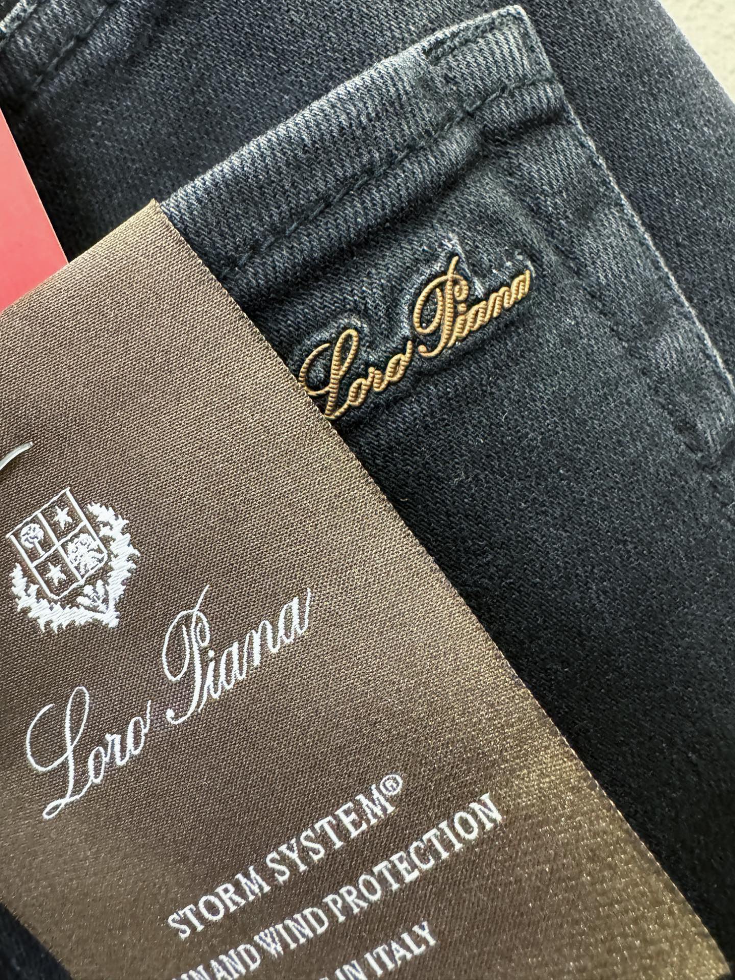 Loro Piana诺悠翩雅 专柜新品，原版牛仔裤 原版重工打造，品牌经典LOGO设计，三标齐全！原版五金辅料。专柜定制