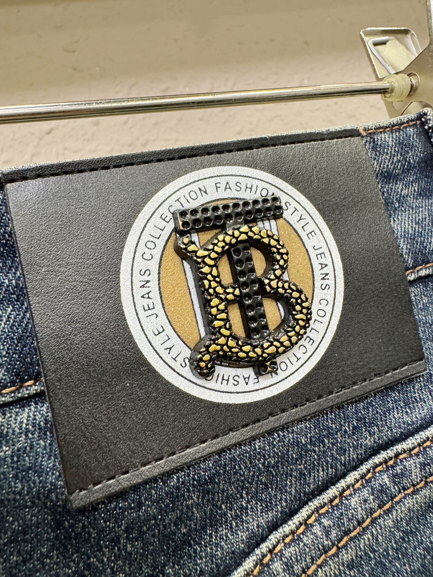 BURBERRY巴宝莉 专柜新品，原版牛仔裤 原版重工打造，品牌经典LOGO设计，三标齐全！原版五金辅料。专柜定制牛仔面