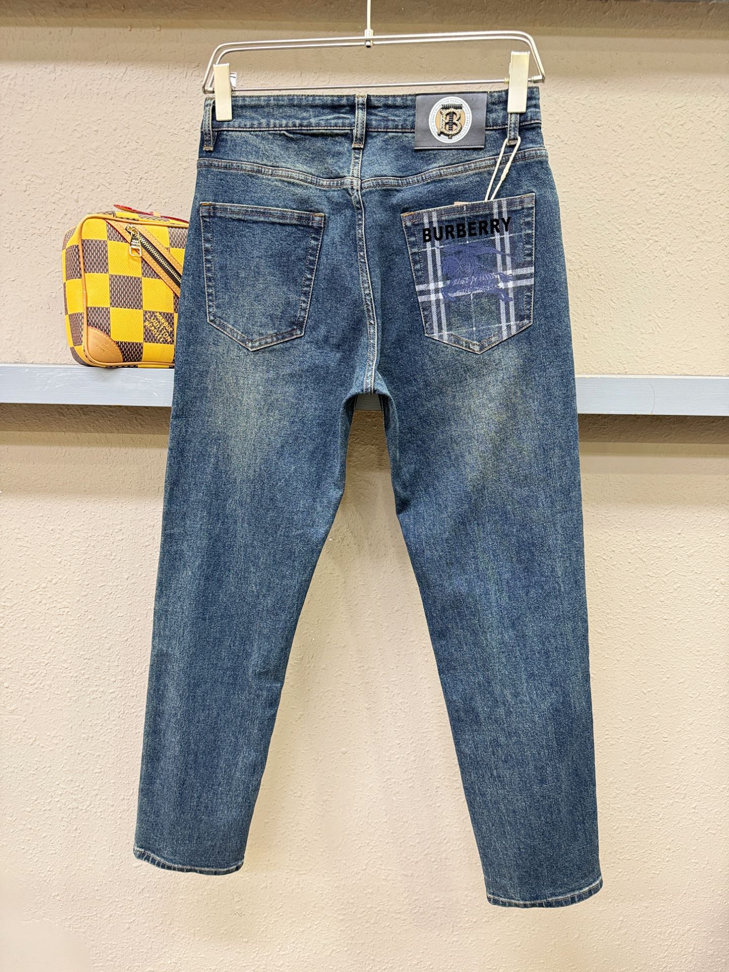 BURBERRY巴宝莉 专柜新品，原版牛仔裤 原版重工打造，品牌经典LOGO设计，三标齐全！原版五金辅料。专柜定制牛仔面