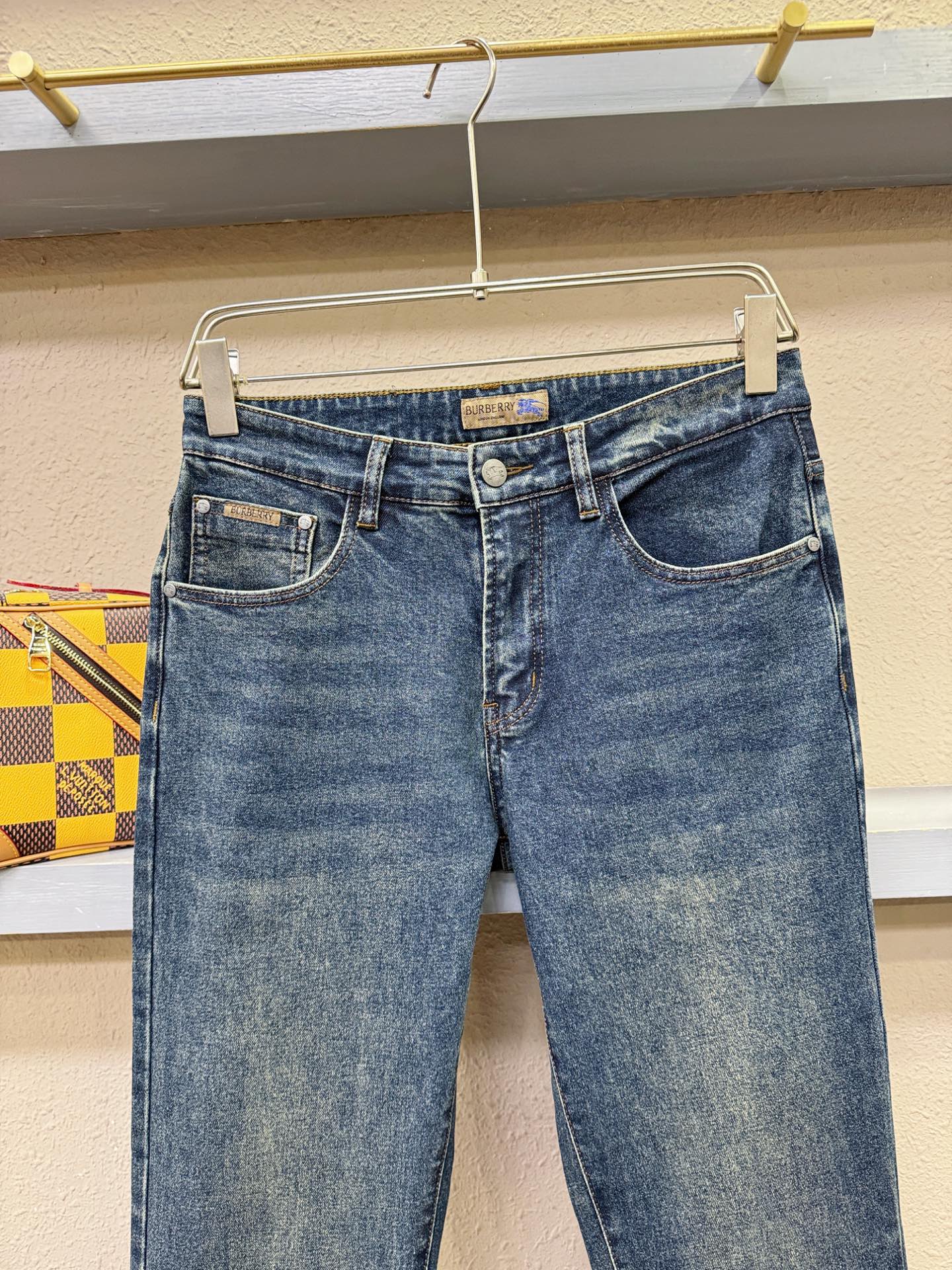 BURBERRY巴宝莉 专柜新品，原版牛仔裤 原版重工打造，品牌经典LOGO设计，三标齐全！原版五金辅料。专柜定制牛仔面