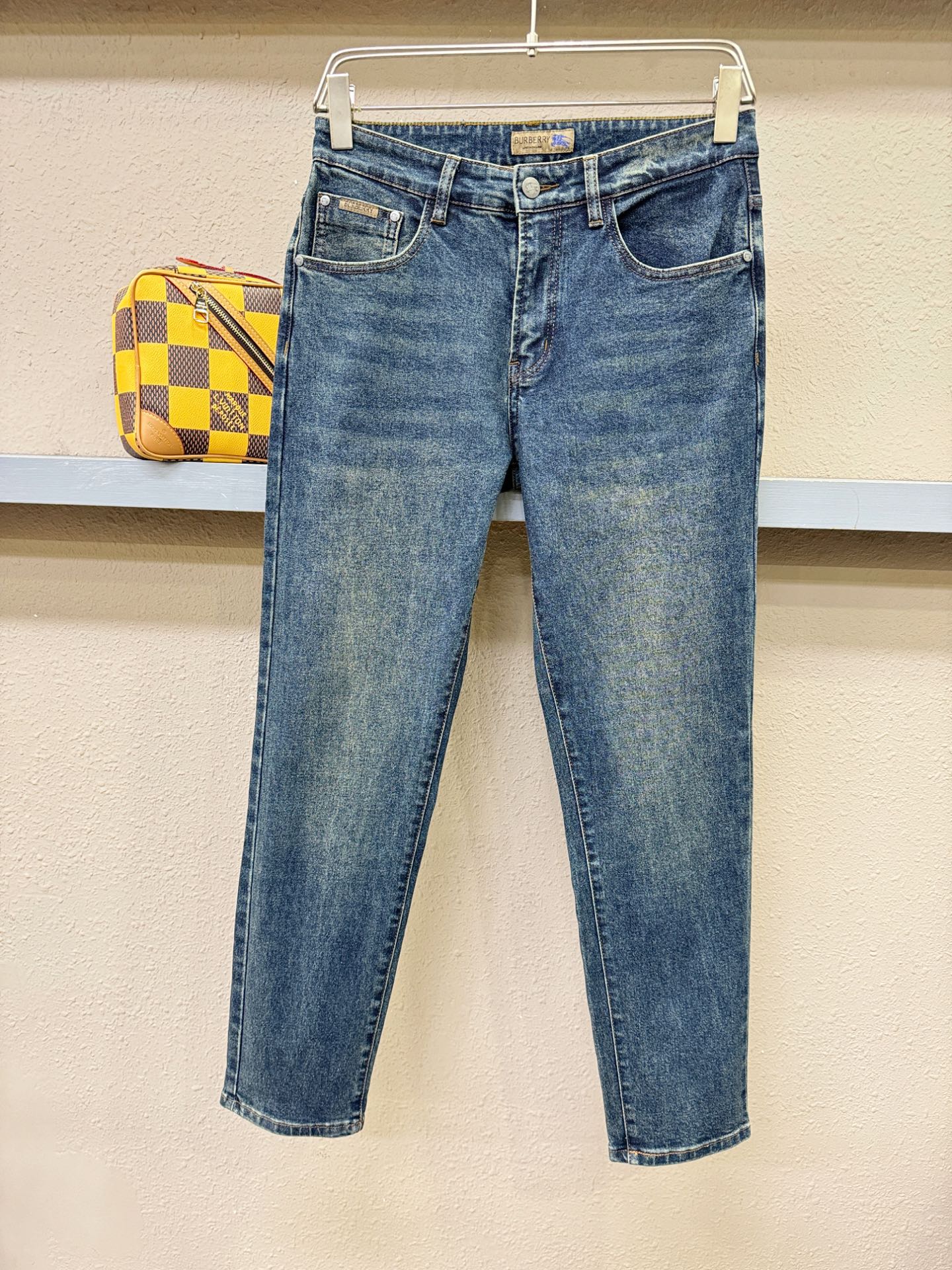 BURBERRY巴宝莉 专柜新品,原版牛仔裤 原版重工打造,品牌经典LOGO设计,三标齐全!原版五金辅料。专柜定制牛仔面 BURBERRY巴宝莉 专柜新品,原版牛仔裤 原版重工打造,品牌经典LOGO设计,三标齐全!原版五金辅料。专柜定制牛仔面