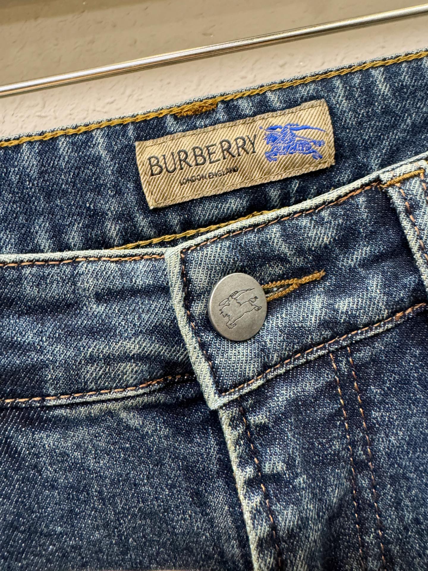 BURBERRY巴宝莉 专柜新品，原版牛仔裤 原版重工打造，品牌经典LOGO设计，三标齐全！原版五金辅料。专柜定制牛仔面