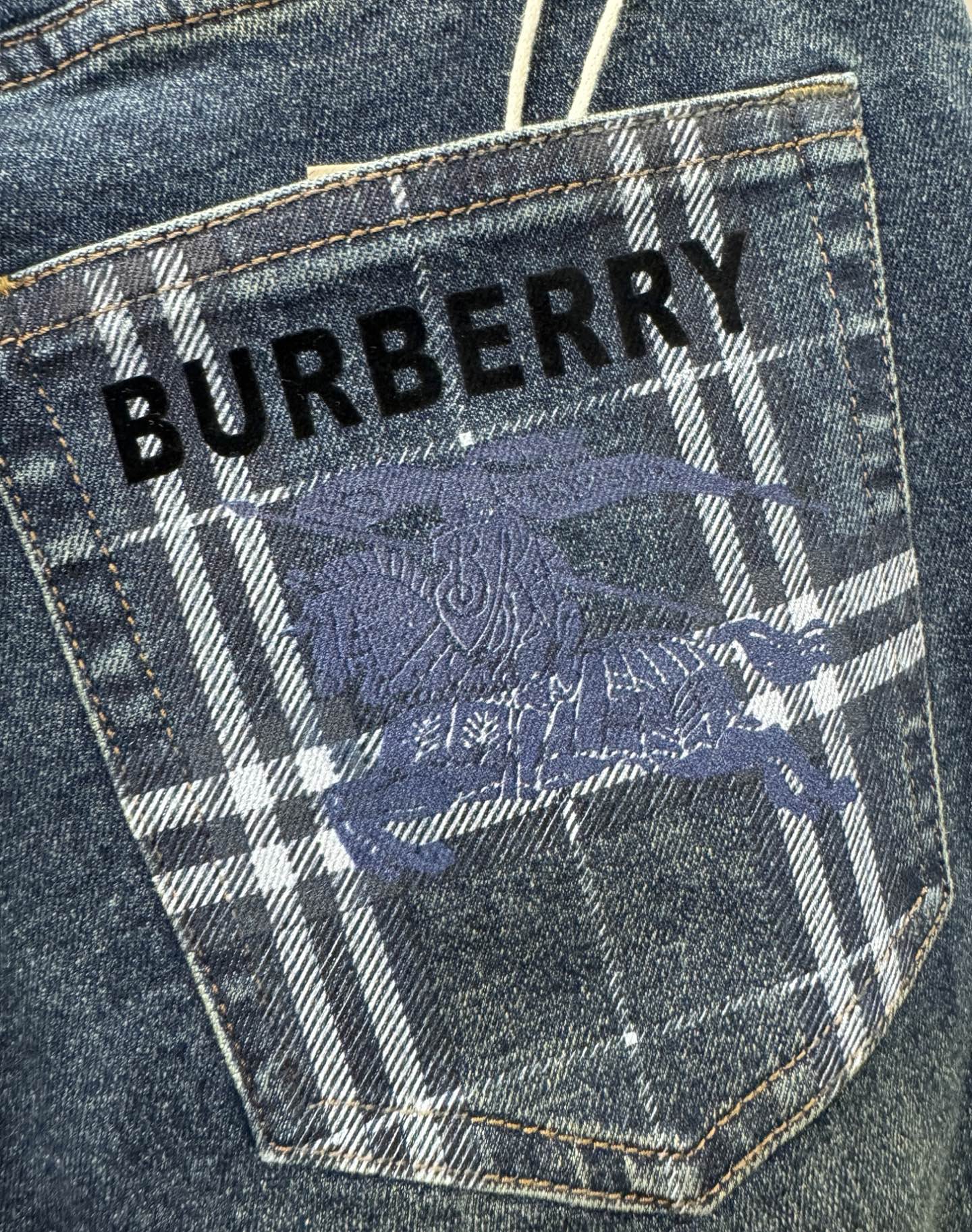 BURBERRY巴宝莉 专柜新品，原版牛仔裤 原版重工打造，品牌经典LOGO设计，三标齐全！原版五金辅料。专柜定制牛仔面