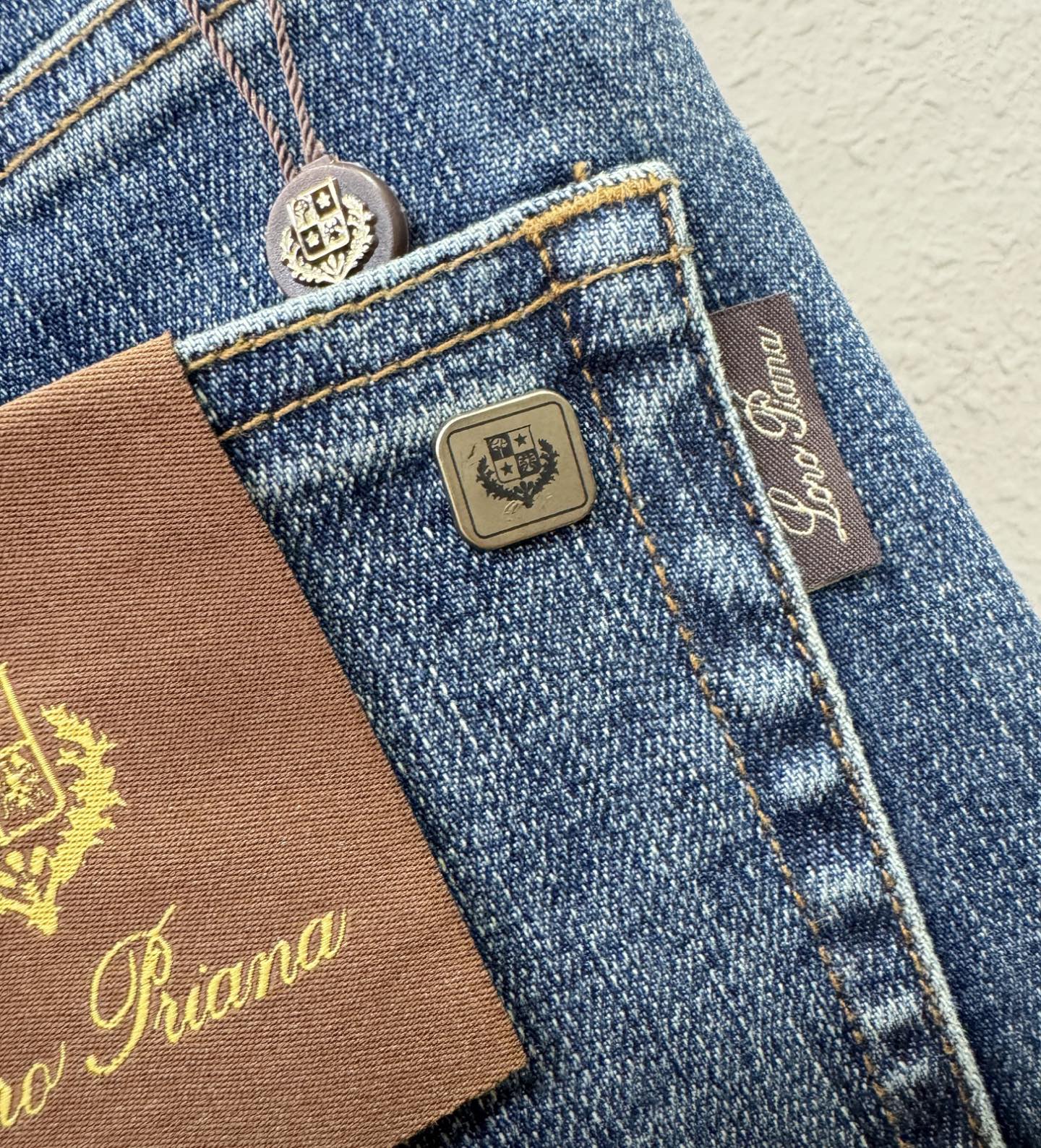 Loro Piana诺悠翩雅 专柜新品，原版牛仔裤 原版重工打造，品牌经典LOGO设计，三标齐全！原版五金辅料。专柜定制