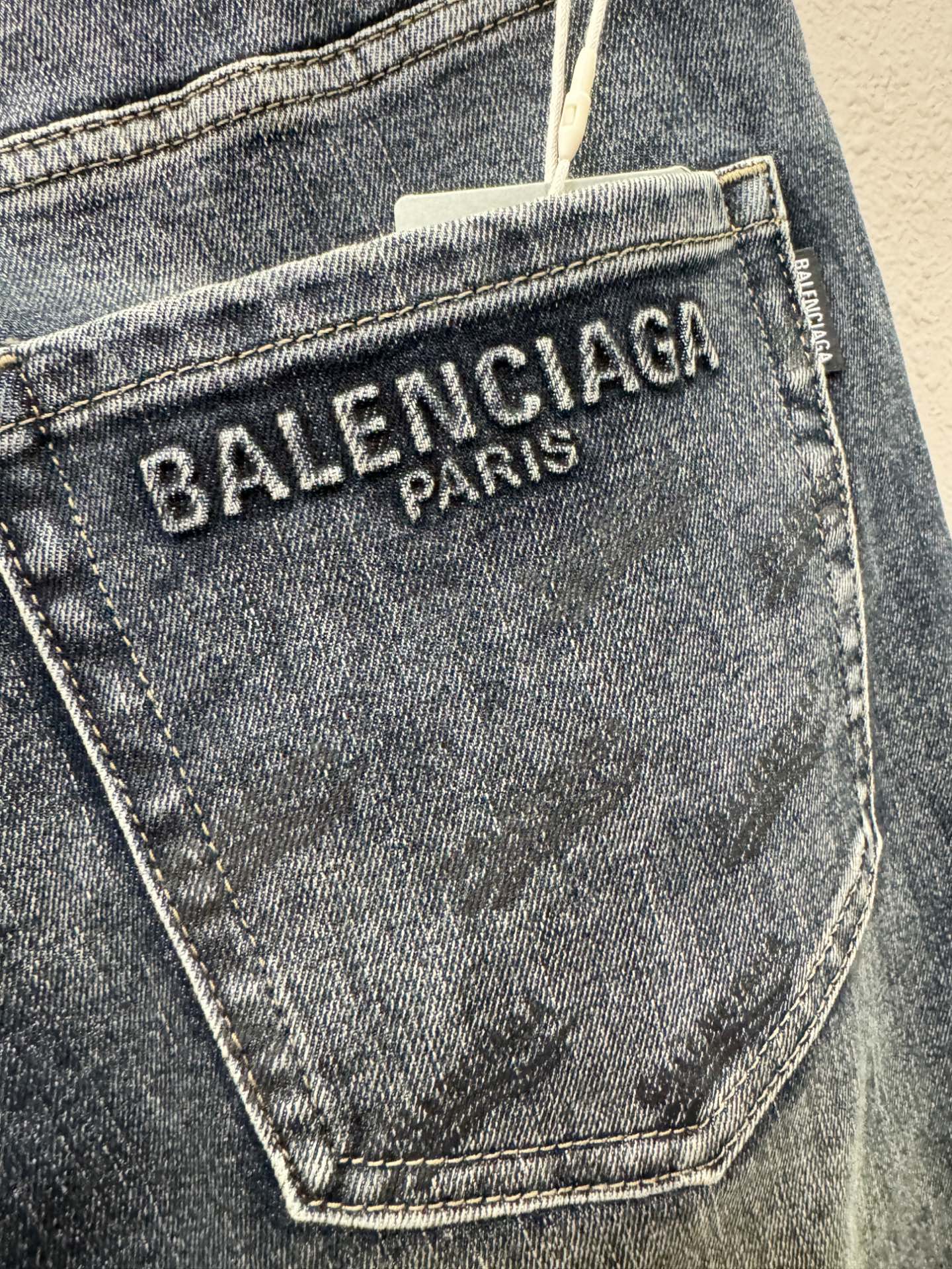 Balenciaga巴黎世家 专柜新品，原版牛仔裤 原版重工打造，品牌经典LOGO设计，三标齐全！原版五金辅料。专柜定制