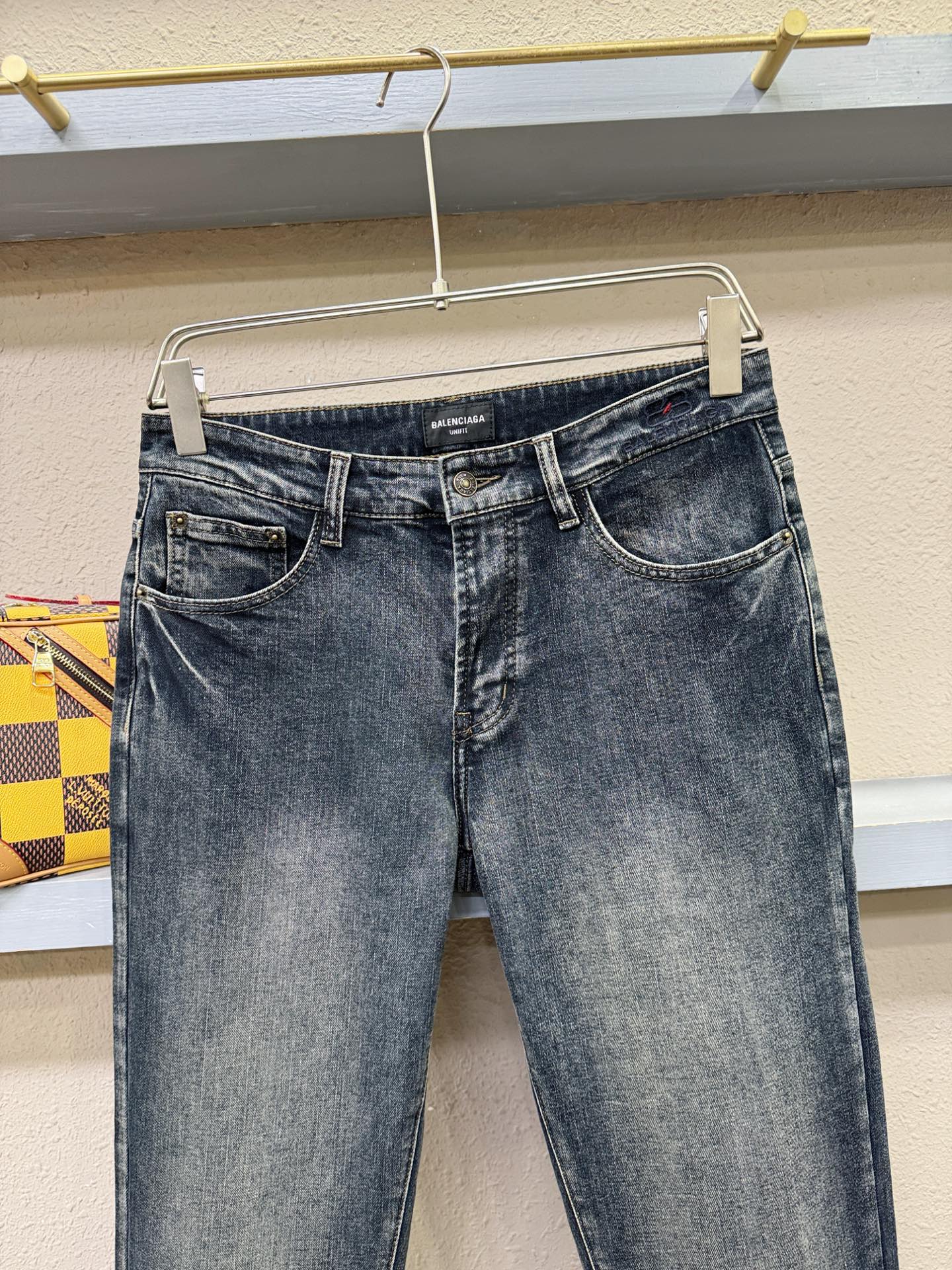 Balenciaga巴黎世家 专柜新品，原版牛仔裤 原版重工打造，品牌经典LOGO设计，三标齐全！原版五金辅料。专柜定制