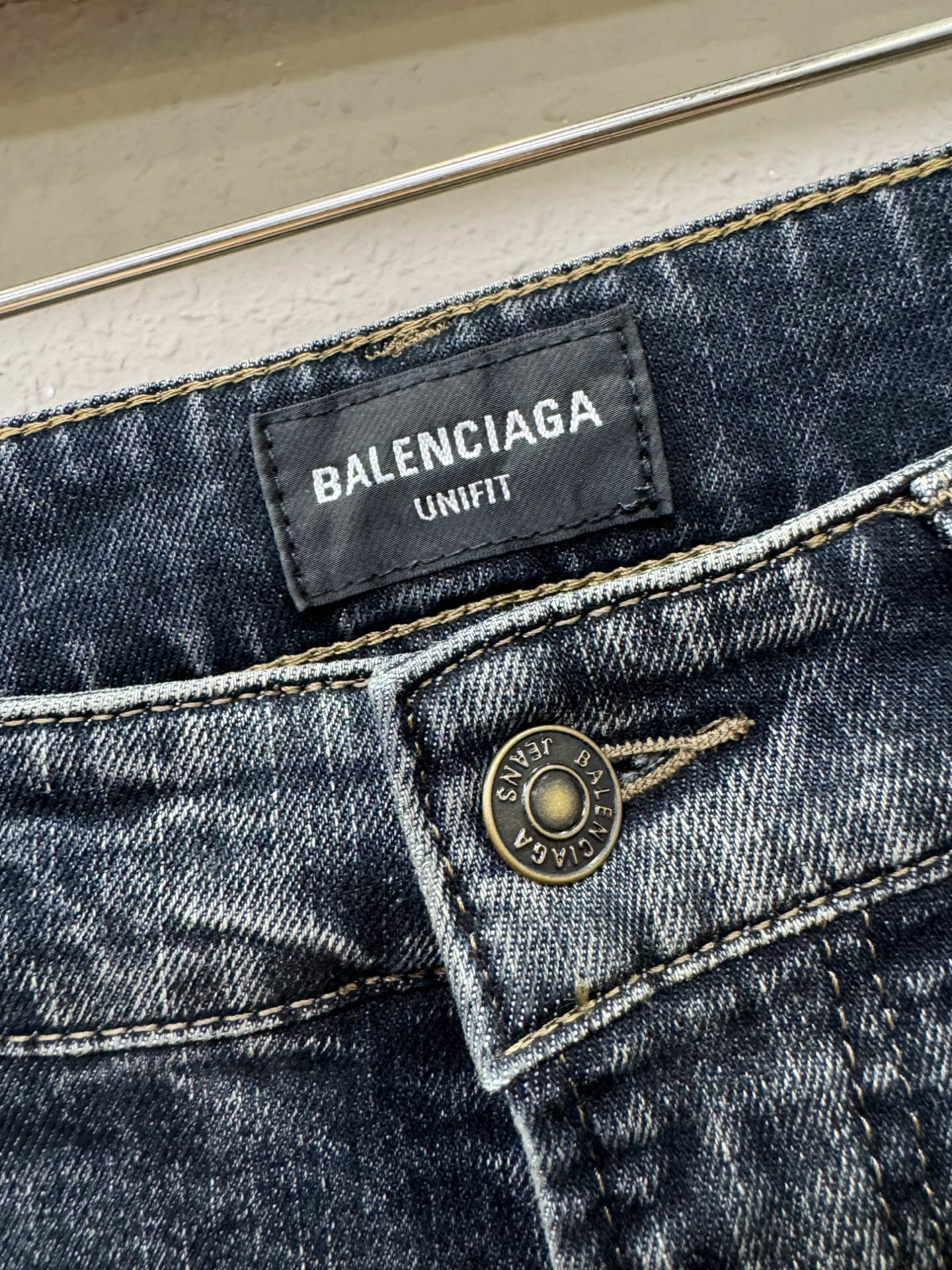 Balenciaga巴黎世家 专柜新品，原版牛仔裤 原版重工打造，品牌经典LOGO设计，三标齐全！原版五金辅料。专柜定制
