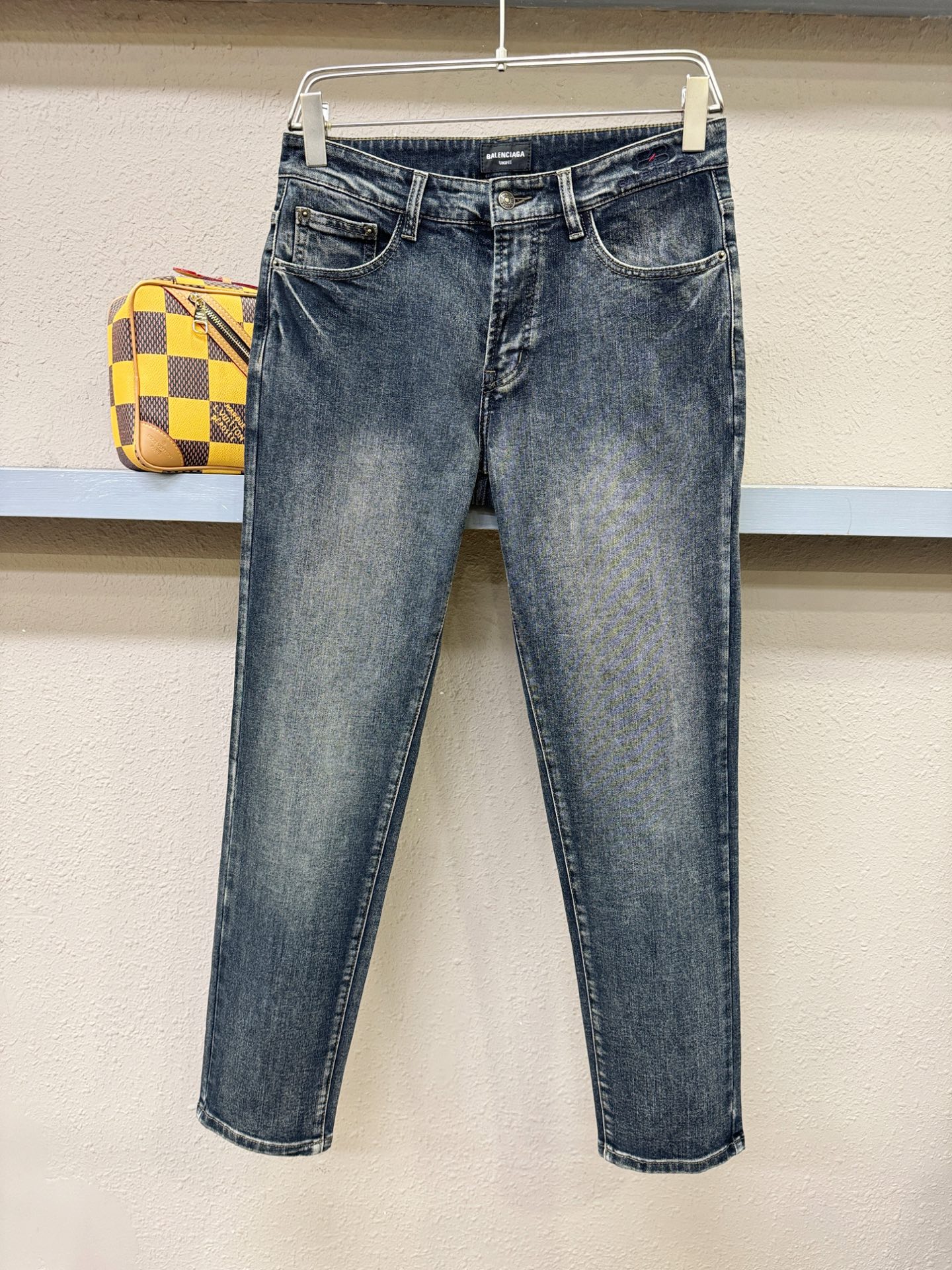 Balenciaga巴黎世家 专柜新品,原版牛仔裤 原版重工打造,品牌经典LOGO设计,三标齐全!原版五金辅料。专柜定制 Balenciaga巴黎世家 专柜新品,原版牛仔裤 原版重工打造,品牌经典LOGO设计,三标齐全!原版五金辅料。专柜定制