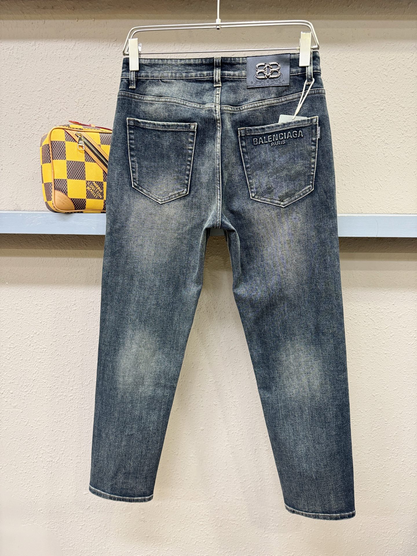 Balenciaga巴黎世家 专柜新品，原版牛仔裤 原版重工打造，品牌经典LOGO设计，三标齐全！原版五金辅料。专柜定制