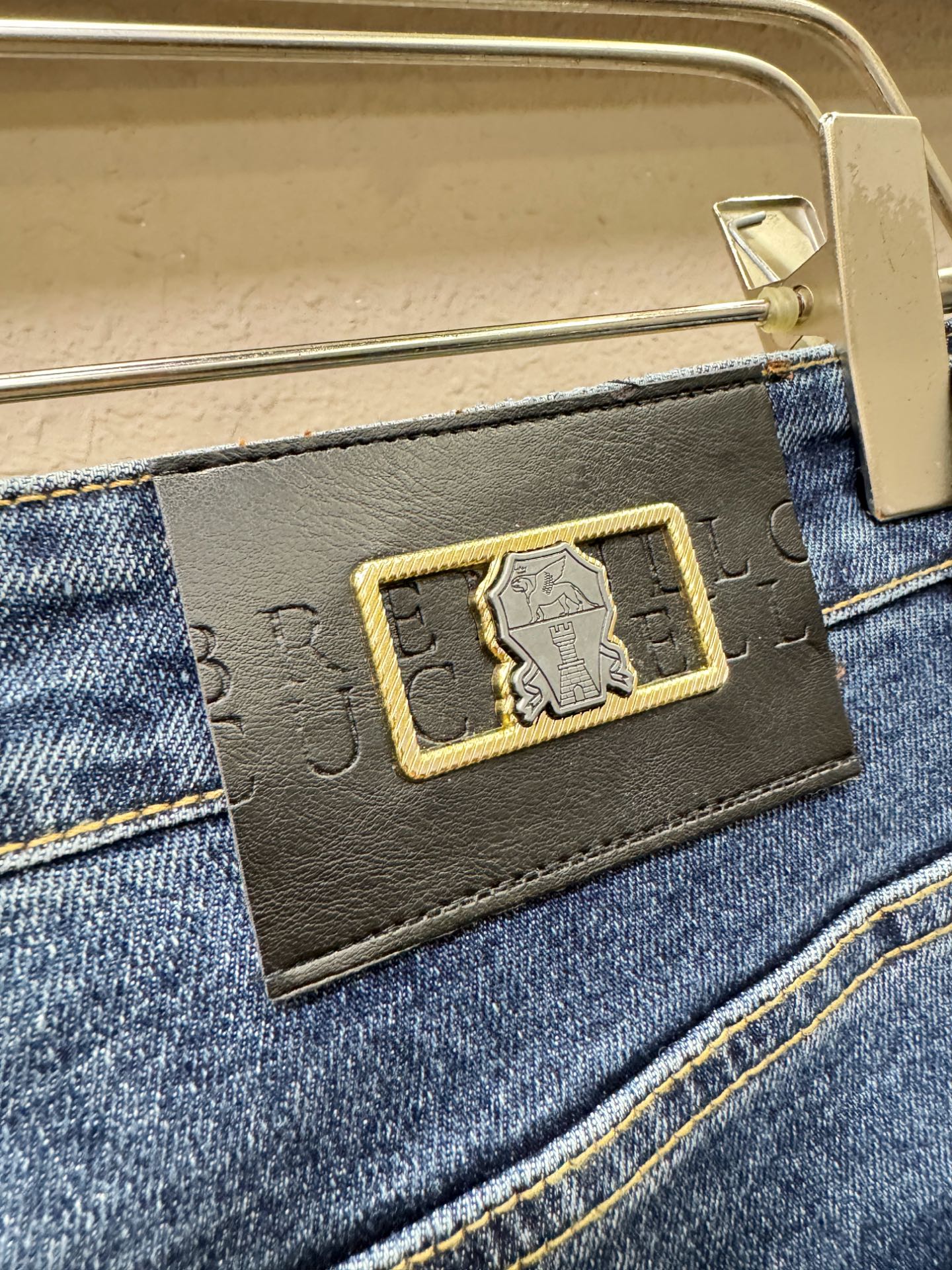 BC布鲁提 专柜新品，原版牛仔裤 原版重工打造，品牌经典LOGO设计，三标齐全！原版五金辅料。专柜定制牛仔面料，完全对版