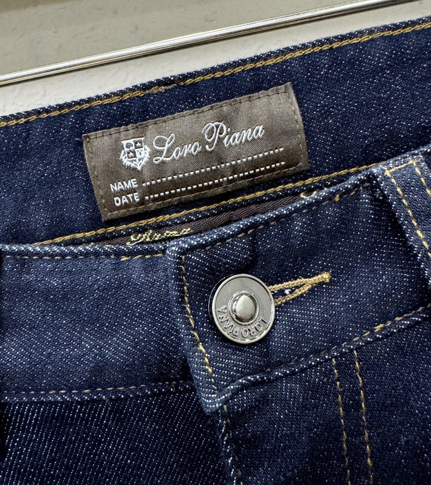 Loro Piana诺悠翩雅 专柜新品，原版牛仔裤 原版重工打造，品牌经典LOGO设计，三标齐全！原版五金辅料。专柜定制