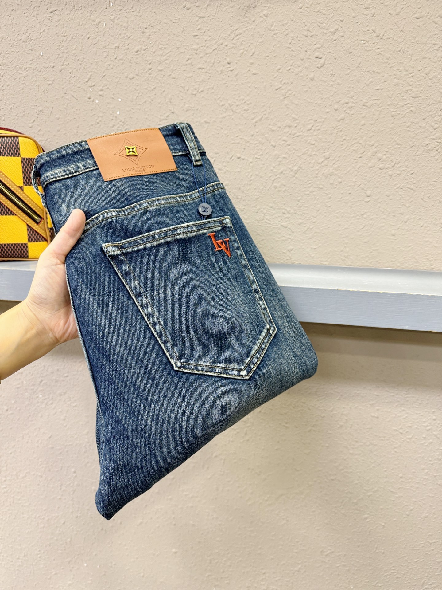LV路易威登 专柜新品，原版牛仔裤 原版重工打造，品牌经典LOGO设计，三标齐全！原版五金辅料。专柜定制牛仔面料，完全对