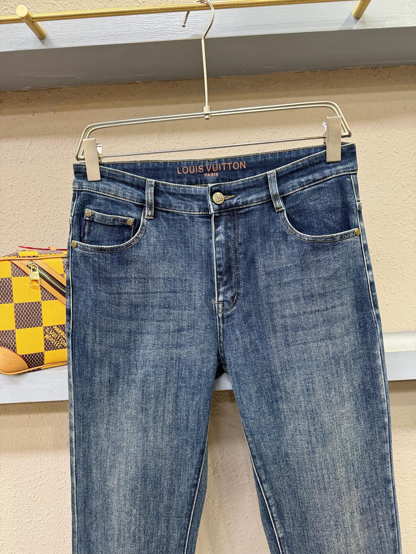 LV路易威登 专柜新品，原版牛仔裤 原版重工打造，品牌经典LOGO设计，三标齐全！原版五金辅料。专柜定制牛仔面料，完全对
