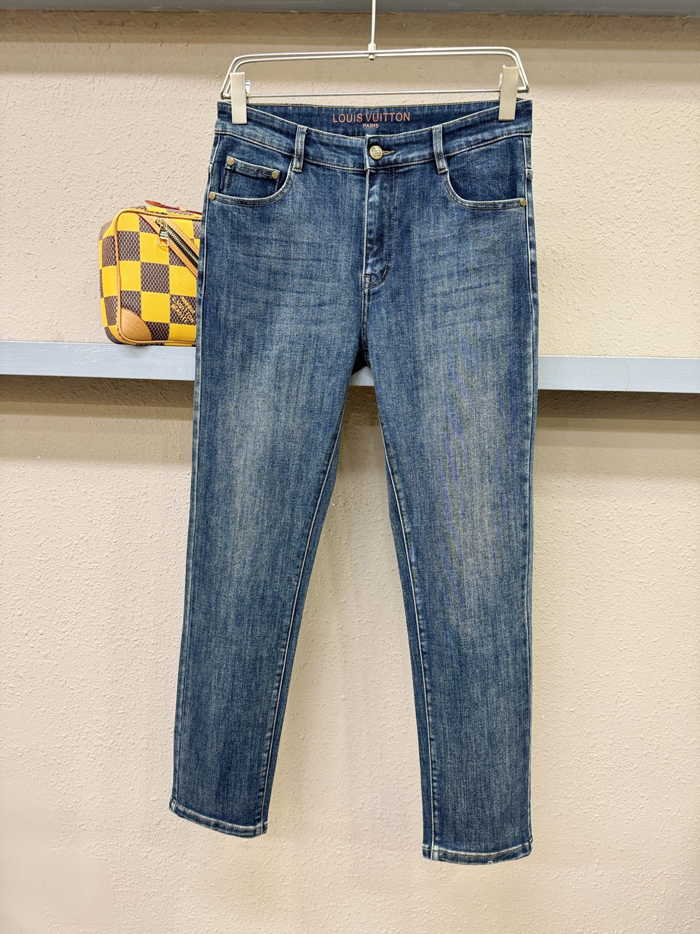 LV路易威登 专柜新品,原版牛仔裤 原版重工打造,品牌经典LOGO设计,三标齐全!原版五金辅料。专柜定制牛仔面料,完全对 LV路易威登 专柜新品,原版牛仔裤 原版重工打造,品牌经典LOGO设计,三标齐全!原版五金辅料。专柜定制牛仔面料,完全对
