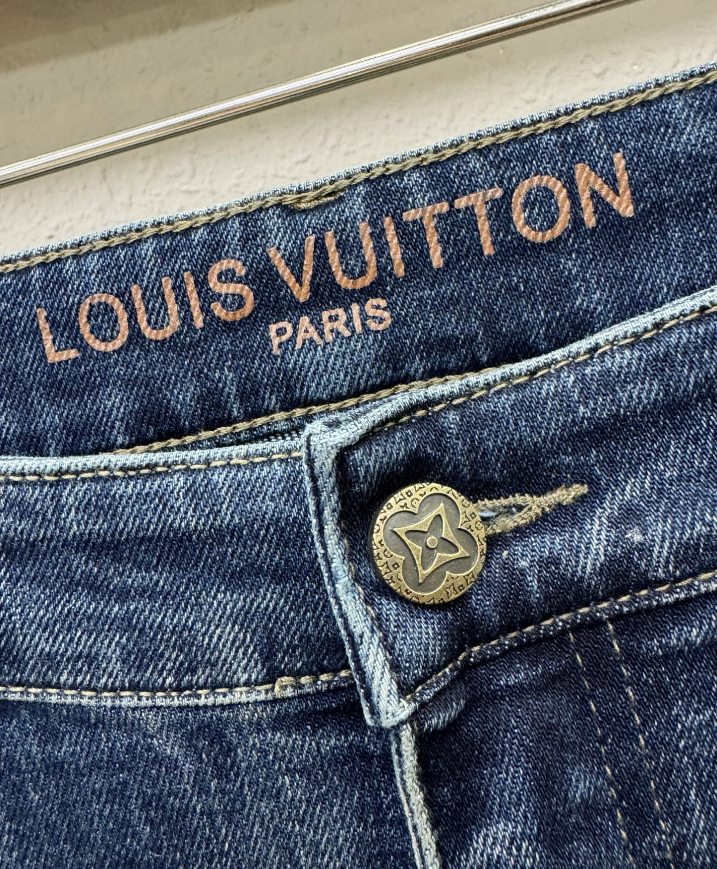 LV路易威登 专柜新品，原版牛仔裤 原版重工打造，品牌经典LOGO设计，三标齐全！原版五金辅料。专柜定制牛仔面料，完全对