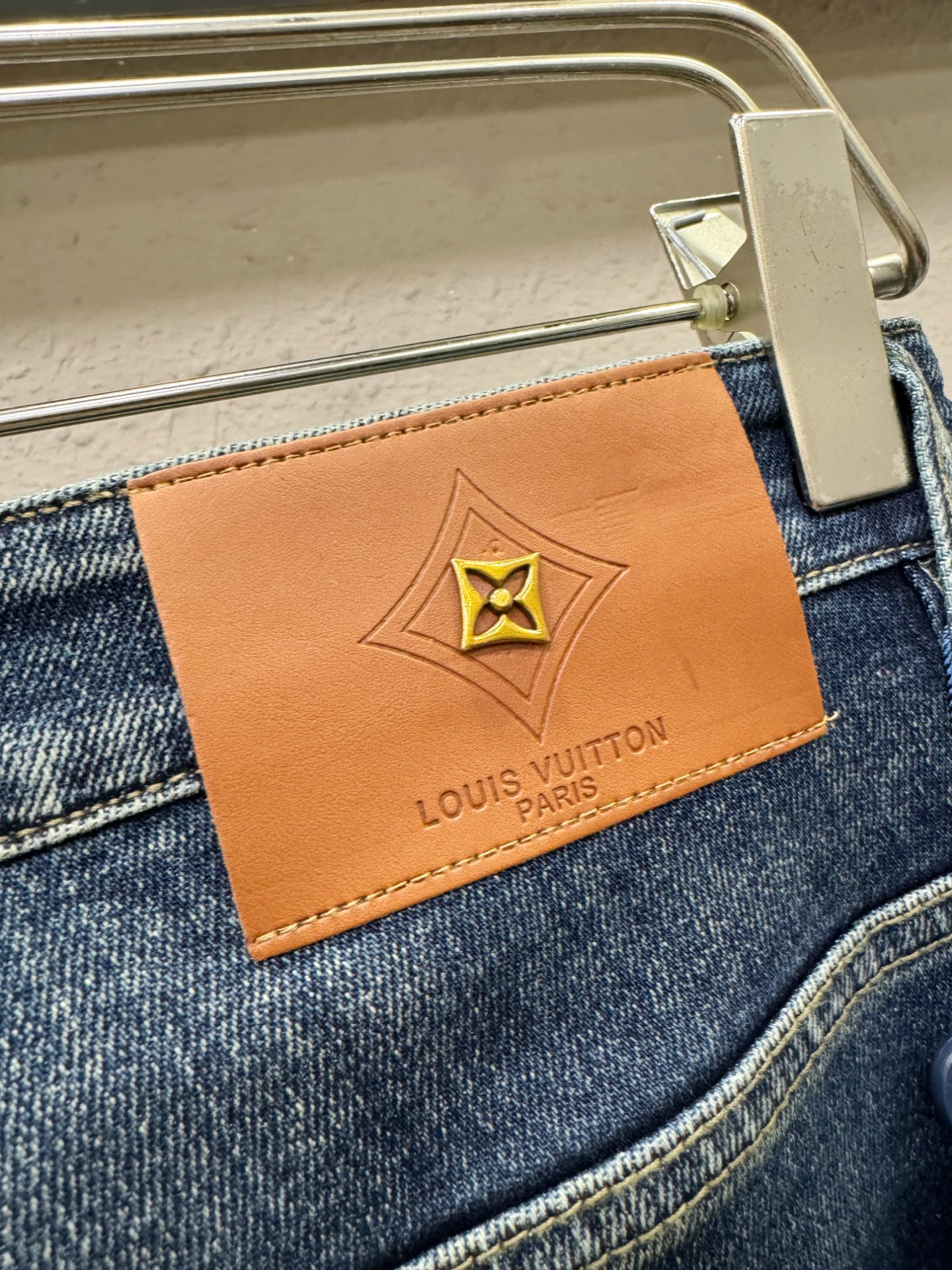 LV路易威登 专柜新品，原版牛仔裤 原版重工打造，品牌经典LOGO设计，三标齐全！原版五金辅料。专柜定制牛仔面料，完全对