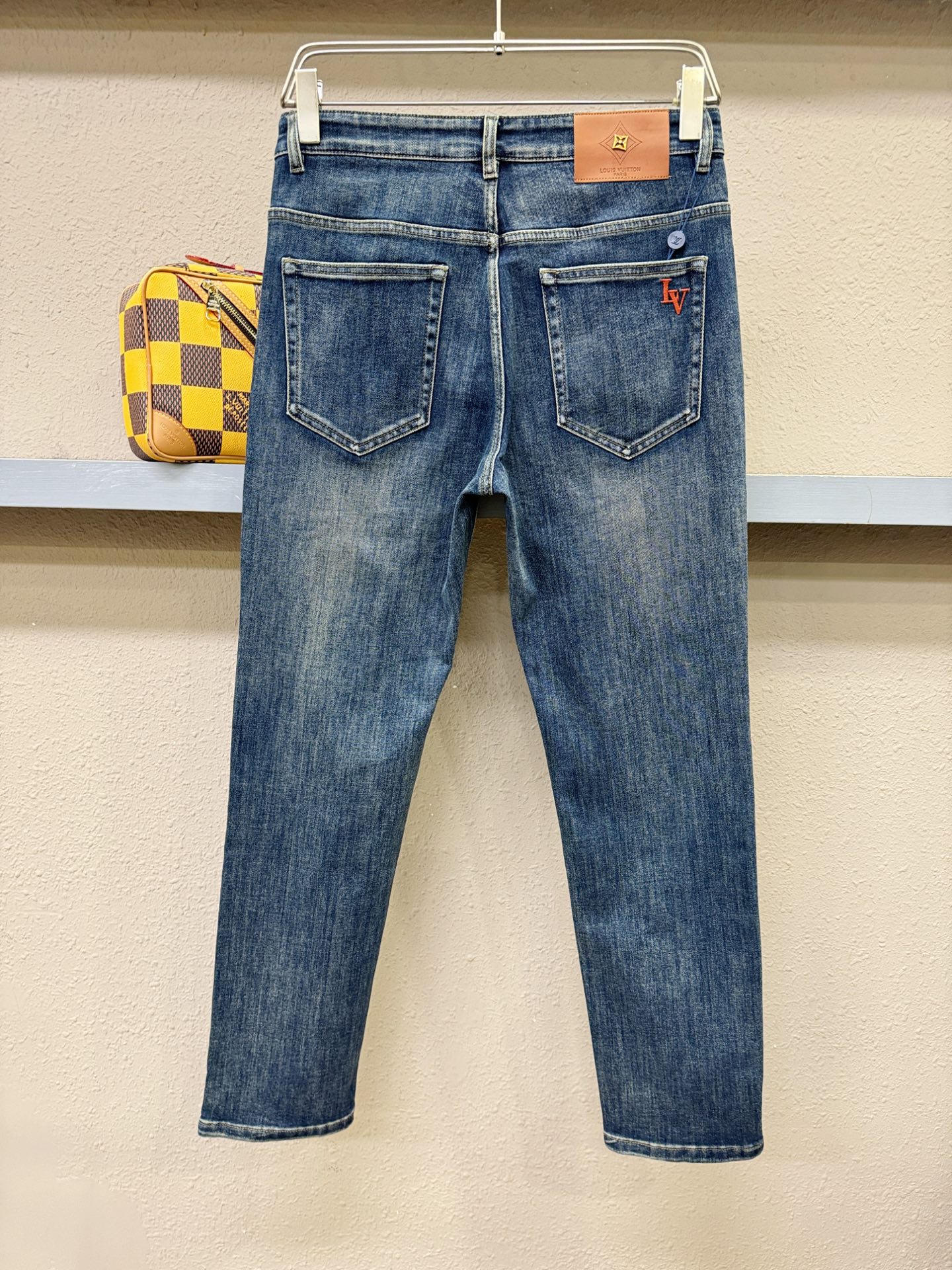 LV路易威登 专柜新品，原版牛仔裤 原版重工打造，品牌经典LOGO设计，三标齐全！原版五金辅料。专柜定制牛仔面料，完全对