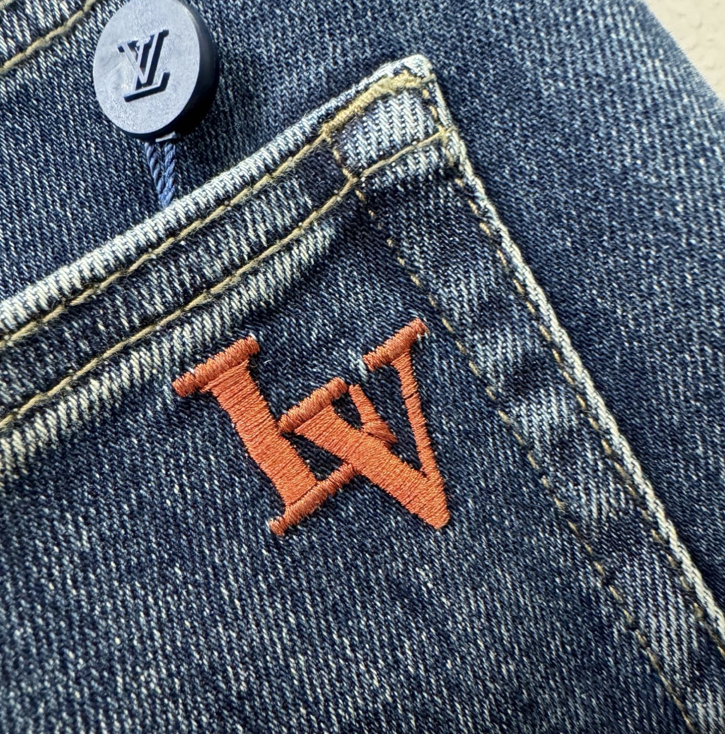 LV路易威登 专柜新品，原版牛仔裤 原版重工打造，品牌经典LOGO设计，三标齐全！原版五金辅料。专柜定制牛仔面料，完全对