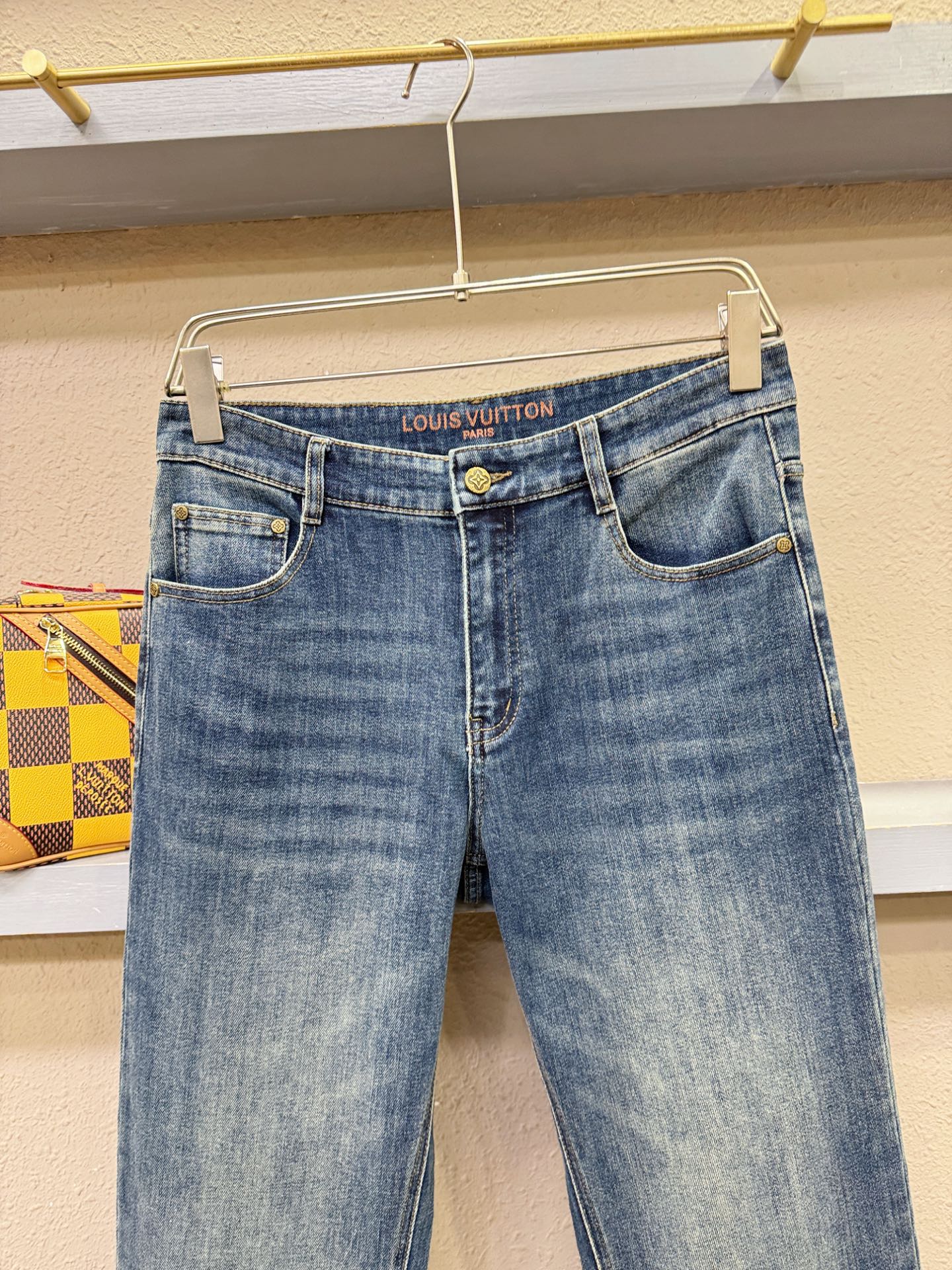 LV路易威登 专柜新品，原版牛仔裤 原版重工打造，品牌经典LOGO设计，三标齐全！原版五金辅料。专柜定制牛仔面料，完全对