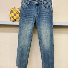 LV路易威登 专柜新品,原版牛仔裤 原版重工打造,品牌经典LOGO设计,三标齐全!原版五金辅料。专柜定制牛仔面料,完全对 LV路易威登 专柜新品,原版牛仔裤 原版重工打造,品牌经典LOGO设计,三标齐全!原版五金辅料。专柜定制牛仔面料,完全对