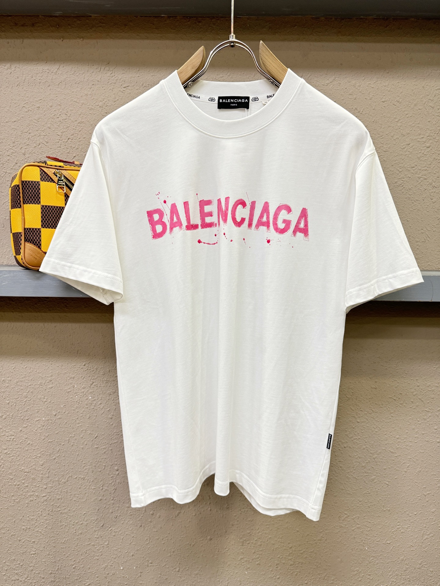 Balenciaga巴黎世家 2026新款短袖T恤！男女同款！走秀图案时尚休闲短袖T恤衫！设计logo设计！极具设计精选