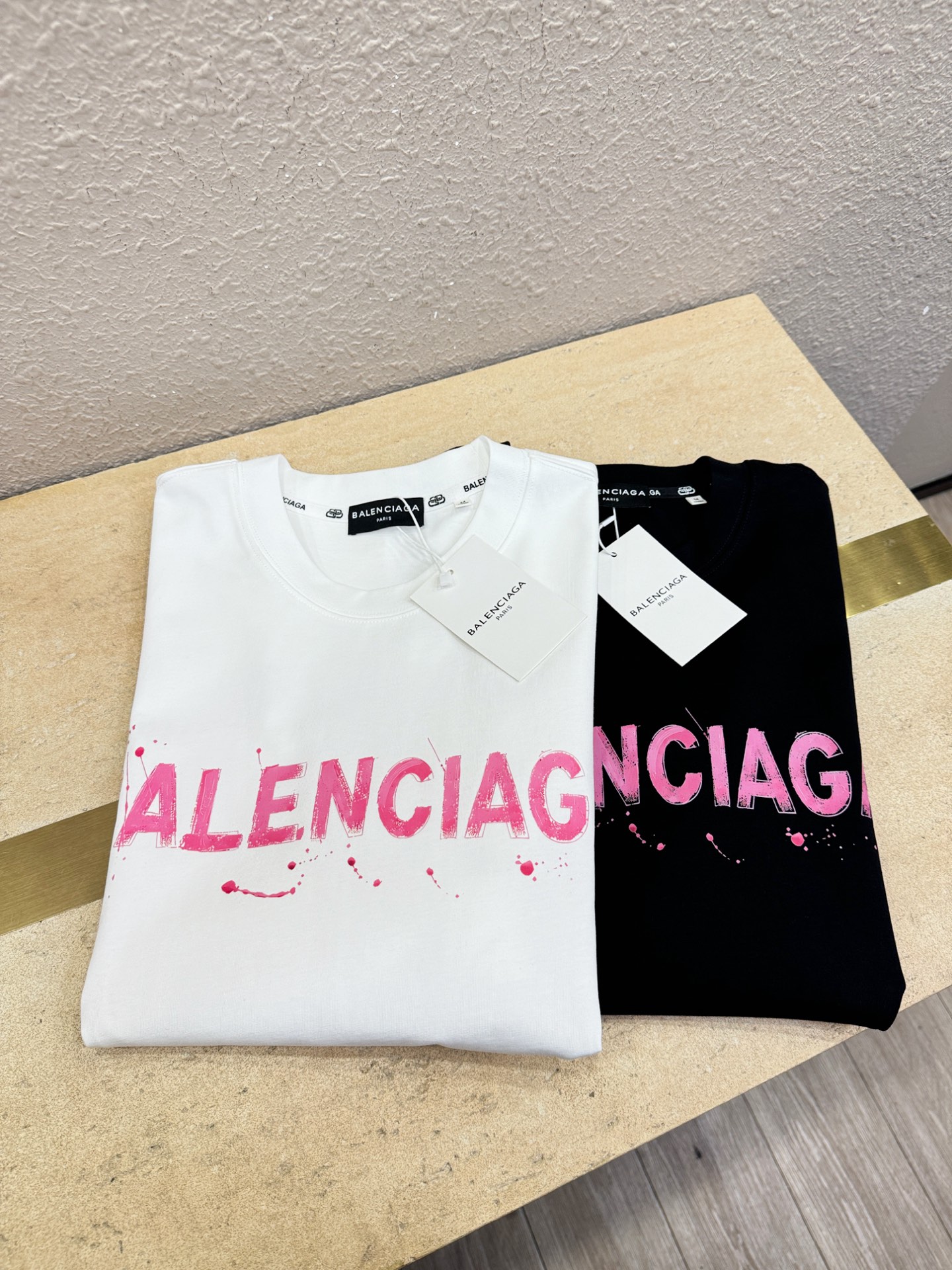 Balenciaga巴黎世家 2026新款短袖T恤！男女同款！走秀图案时尚休闲短袖T恤衫！设计logo设计！极具设计精选
