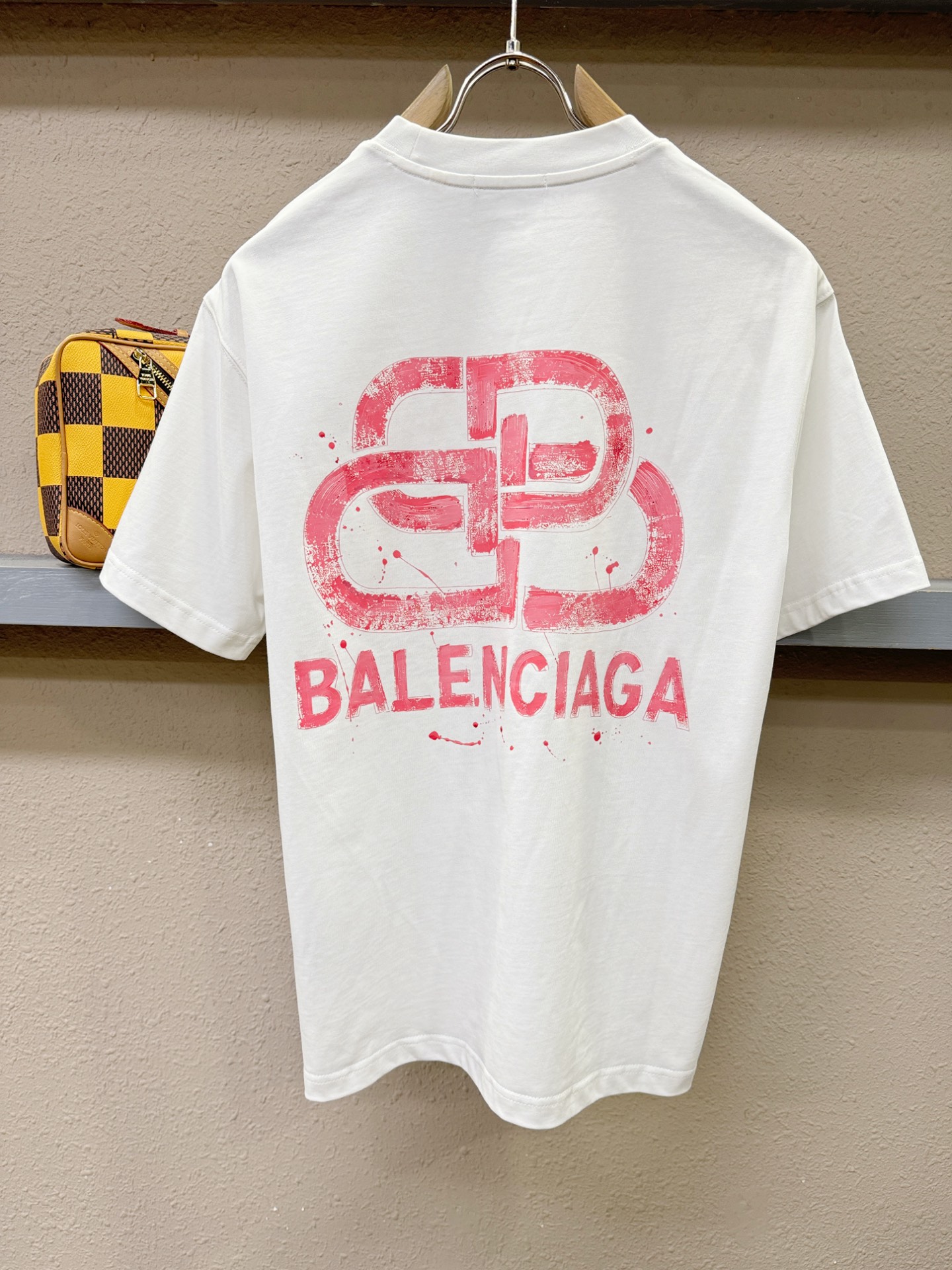 Balenciaga巴黎世家 2026新款短袖T恤！男女同款！走秀图案时尚休闲短袖T恤衫！设计logo设计！极具设计精选