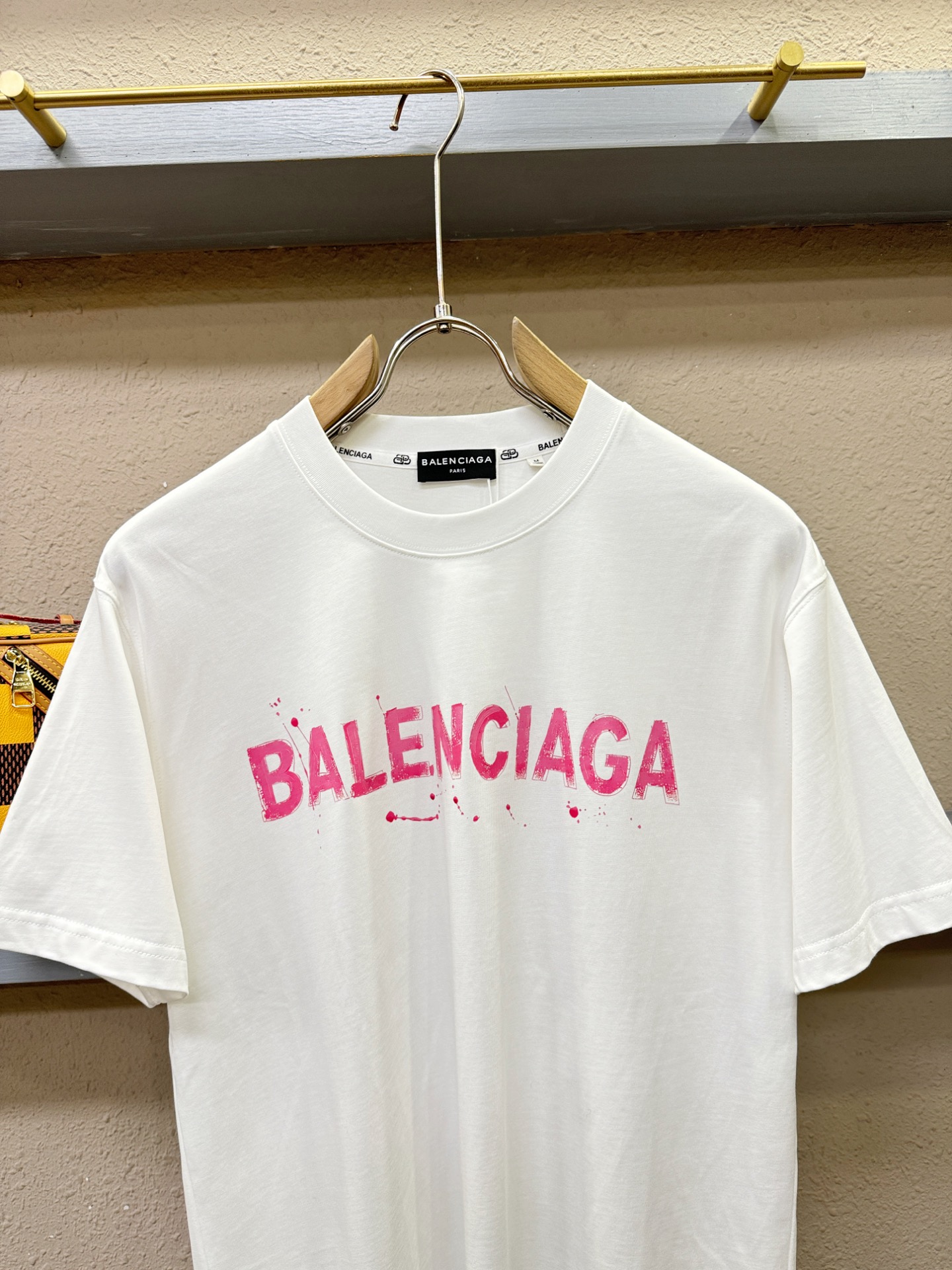 Balenciaga巴黎世家 2026新款短袖T恤！男女同款！走秀图案时尚休闲短袖T恤衫！设计logo设计！极具设计精选