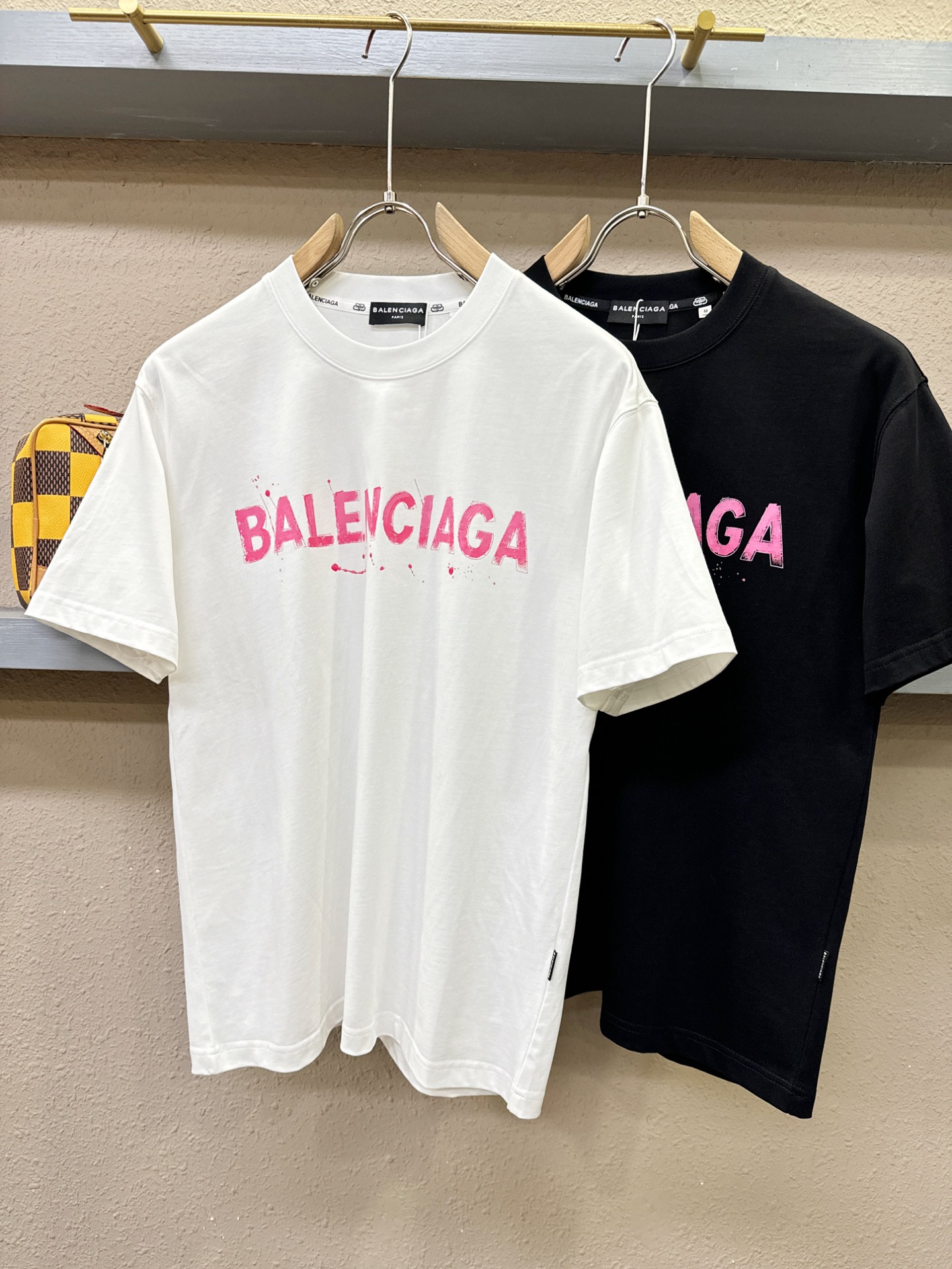 Balenciaga巴黎世家 2026新款短袖T恤！男女同款！走秀图案时尚休闲短袖T恤衫！设计logo设计！极具设计精选