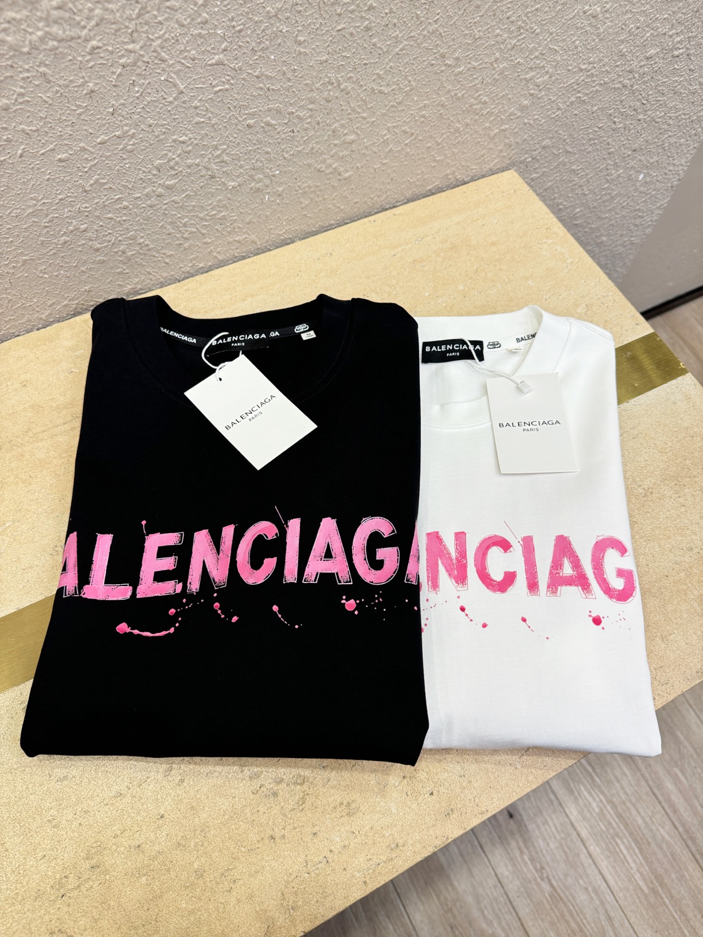 Balenciaga巴黎世家 2026新款短袖T恤！男女同款！走秀图案时尚休闲短袖T恤衫！设计logo设计！极具设计精选
