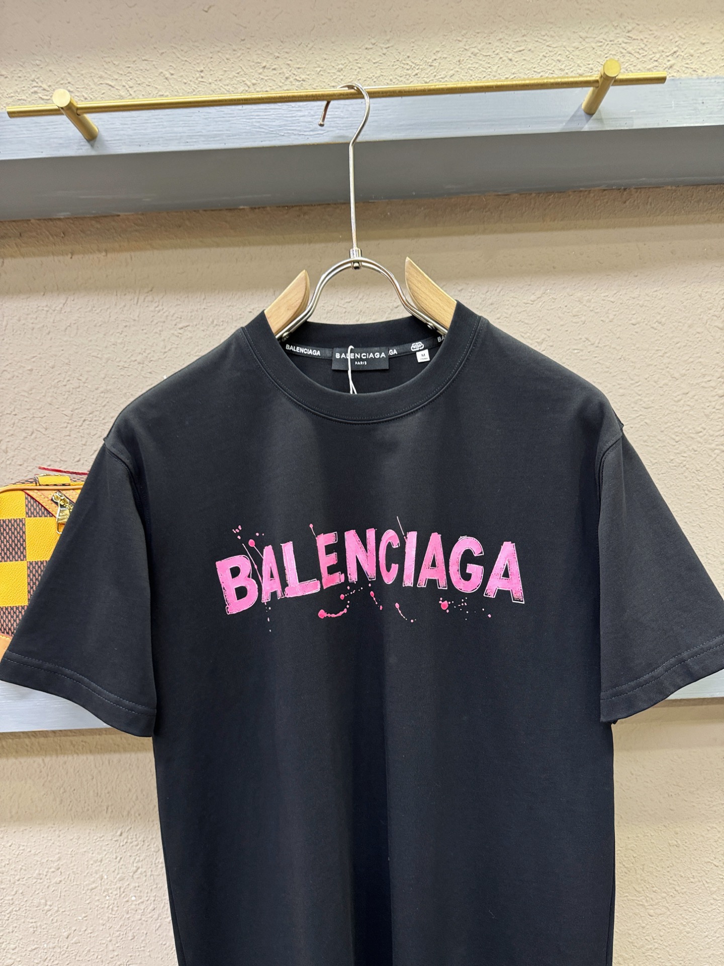 Balenciaga巴黎世家 2026新款短袖T恤！男女同款！走秀图案时尚休闲短袖T恤衫！设计logo设计！极具设计精选