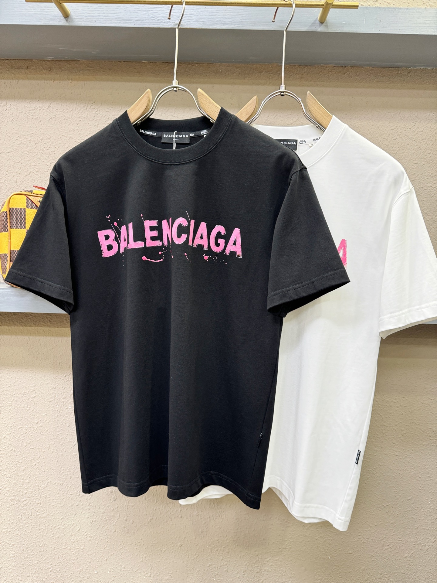Balenciaga巴黎世家 2026新款短袖T恤！男女同款！走秀图案时尚休闲短袖T恤衫！设计logo设计！极具设计精选