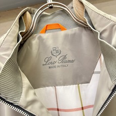 Loro Piana诺悠翩雅 2026秋季新款夹克外套,原单狠货 意大利进口面料时尚夹克外套。欧洲专柜同步,上身更随意大 Loro Piana诺悠翩雅 2026秋季新款夹克外套,原单狠货 意大利进口面料时尚夹克外套。欧洲专柜同步,上身更随意大