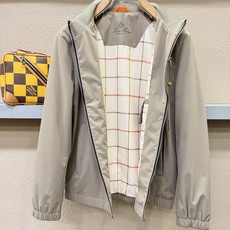 Loro Piana诺悠翩雅 2026秋季新款夹克外套,原单狠货 意大利进口面料时尚夹克外套。欧洲专柜同步,上身更随意大 Loro Piana诺悠翩雅 2026秋季新款夹克外套,原单狠货 意大利进口面料时尚夹克外套。欧洲专柜同步,上身更随意大